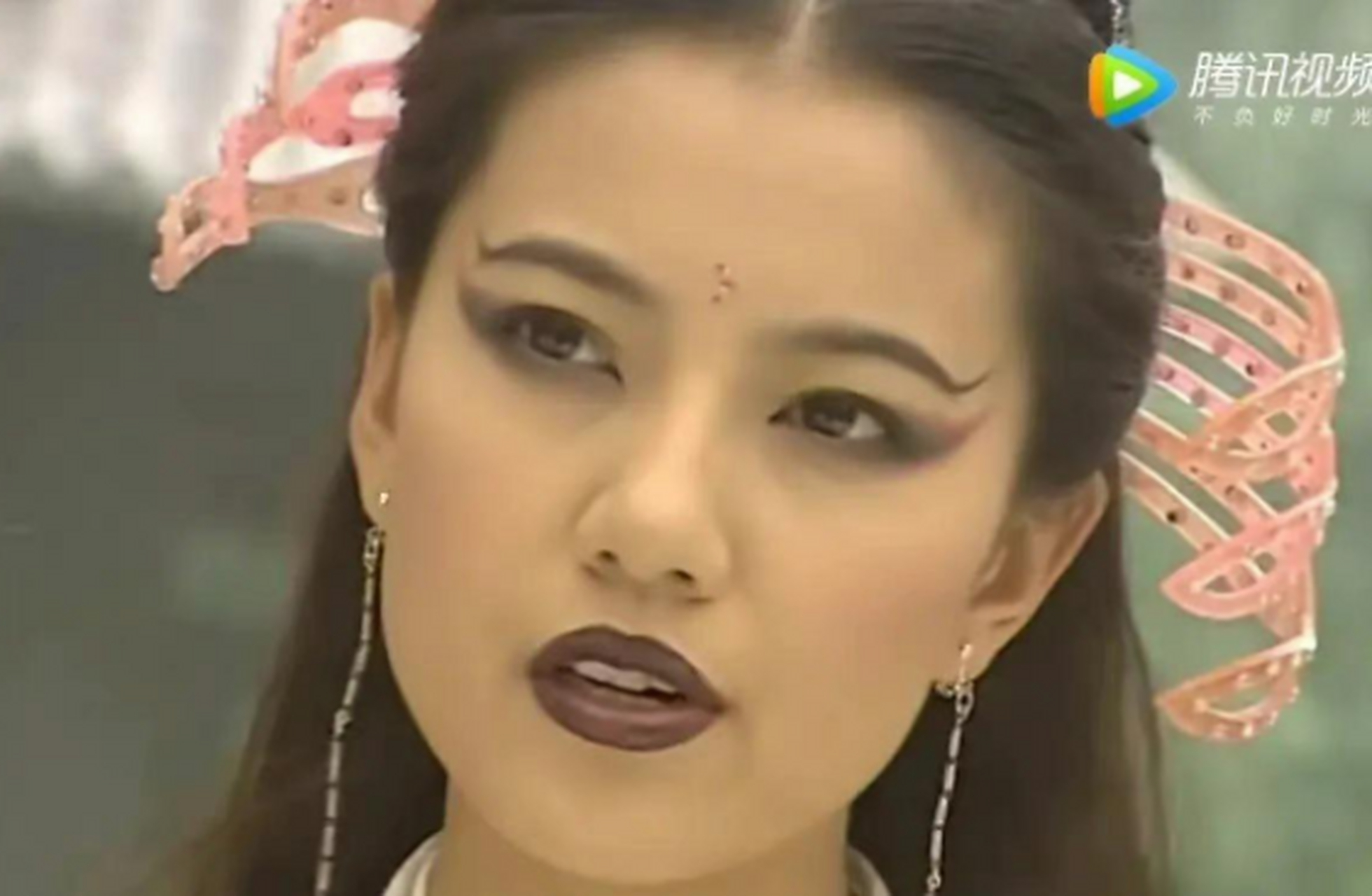 周芷若当年走火入魔后的造型,完全像极了中毒呀