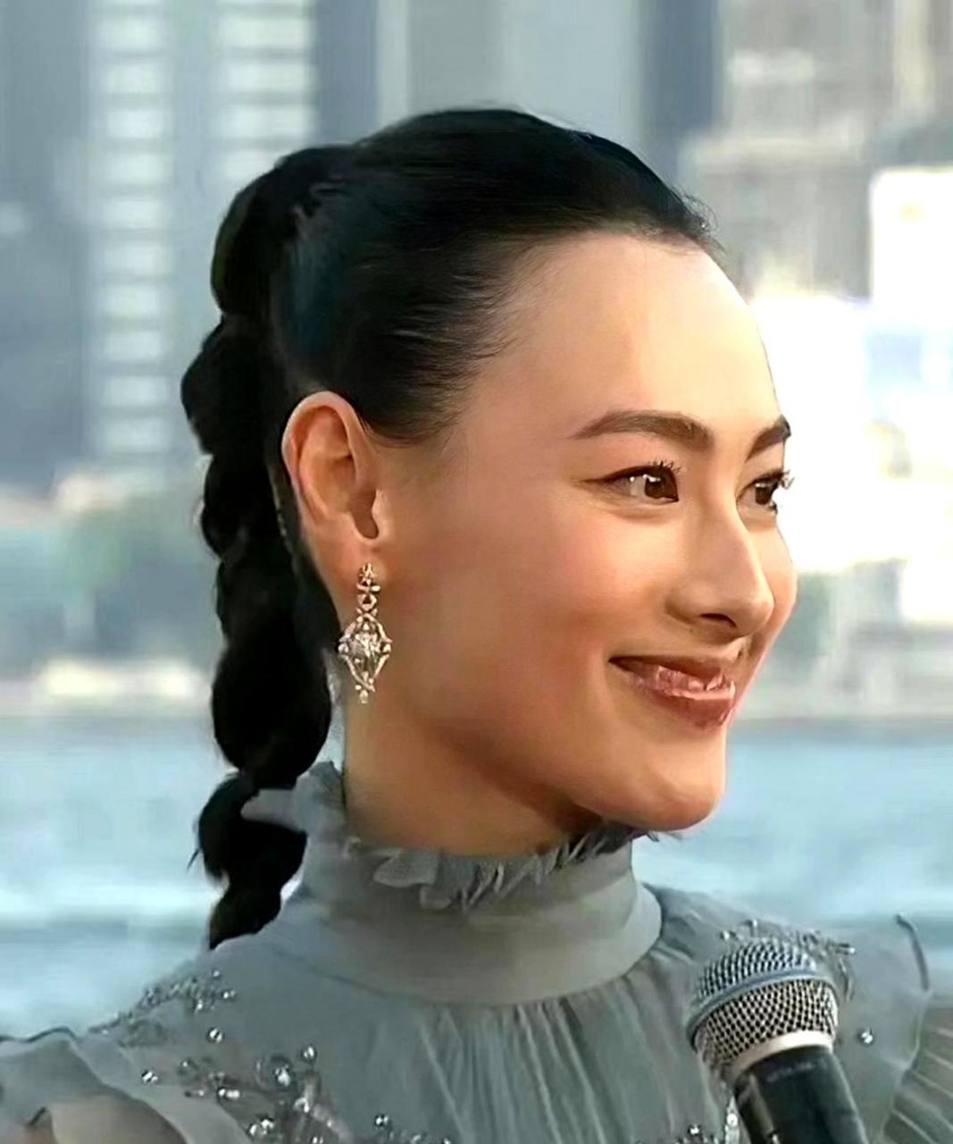 梁洛施耳朵高过眉,具有大富大贵之相,犹如人间富贵花.