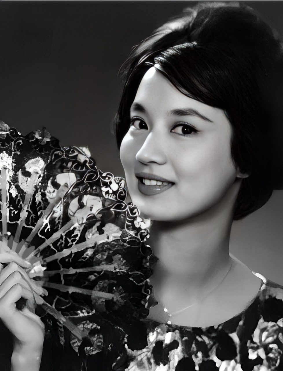 夏梦是一个美丽的女人,端庄,贞洁,和平,郭沫若称之为民国女神和金庸在