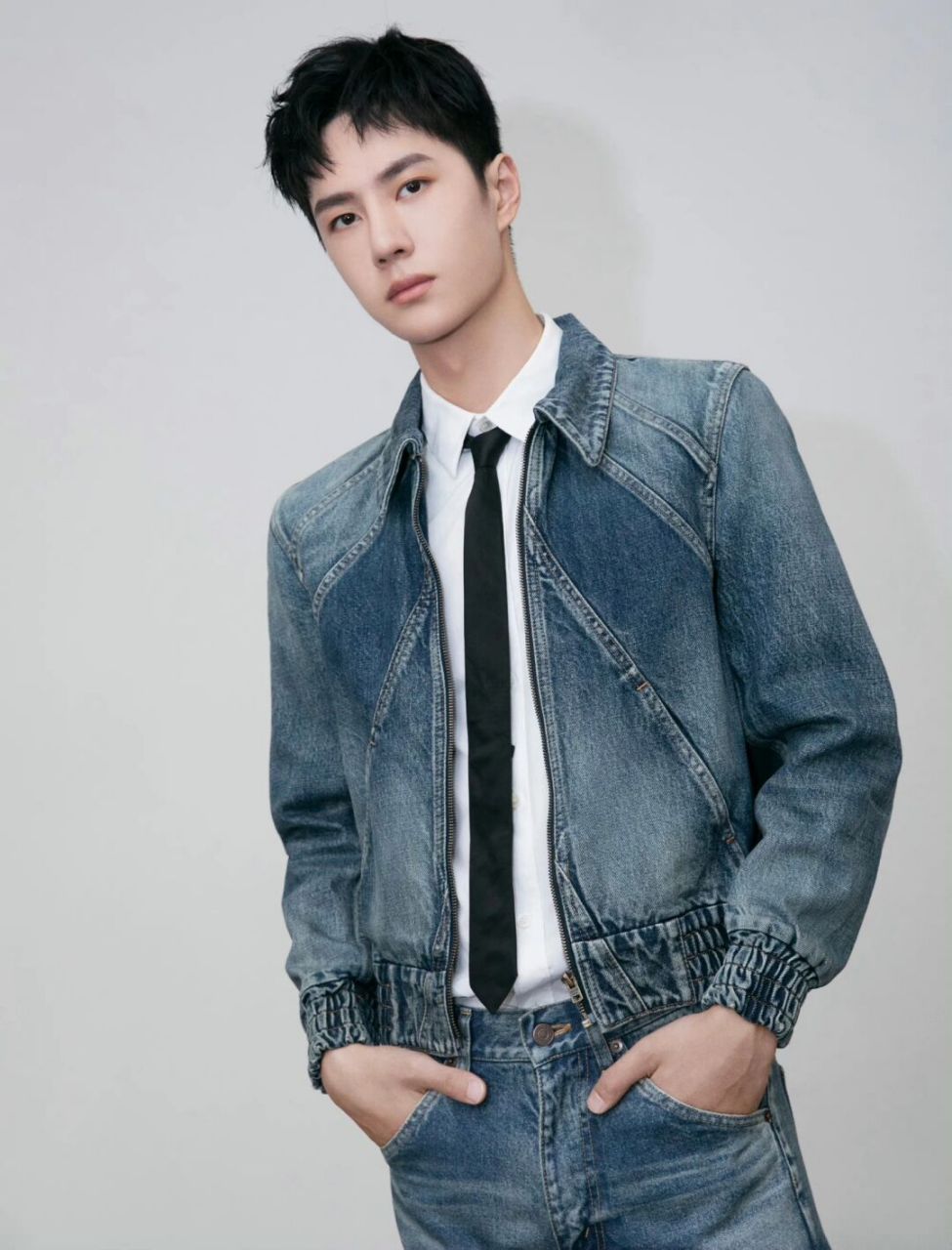 王一博牛仔装  2020年的王一博,穿牛仔衣,年轻又帅气