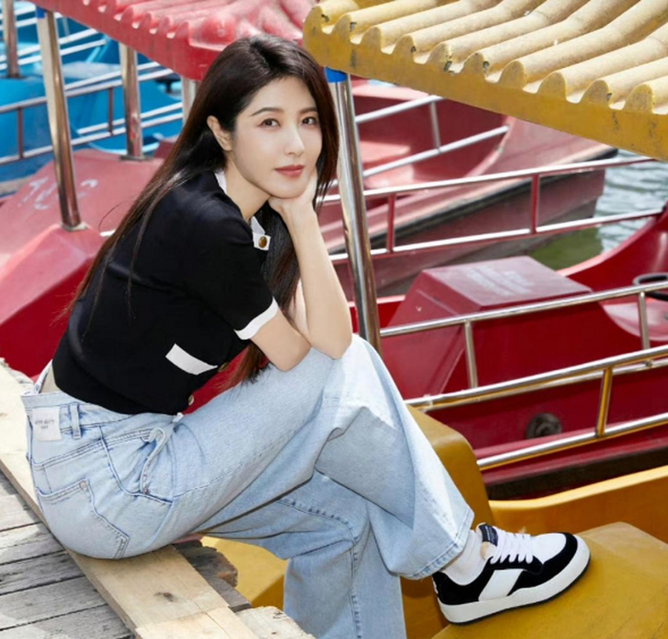 曾黎去逛中山公园,穿短袖 牛仔裤,特别的轻松舒适,看她非常的开心.