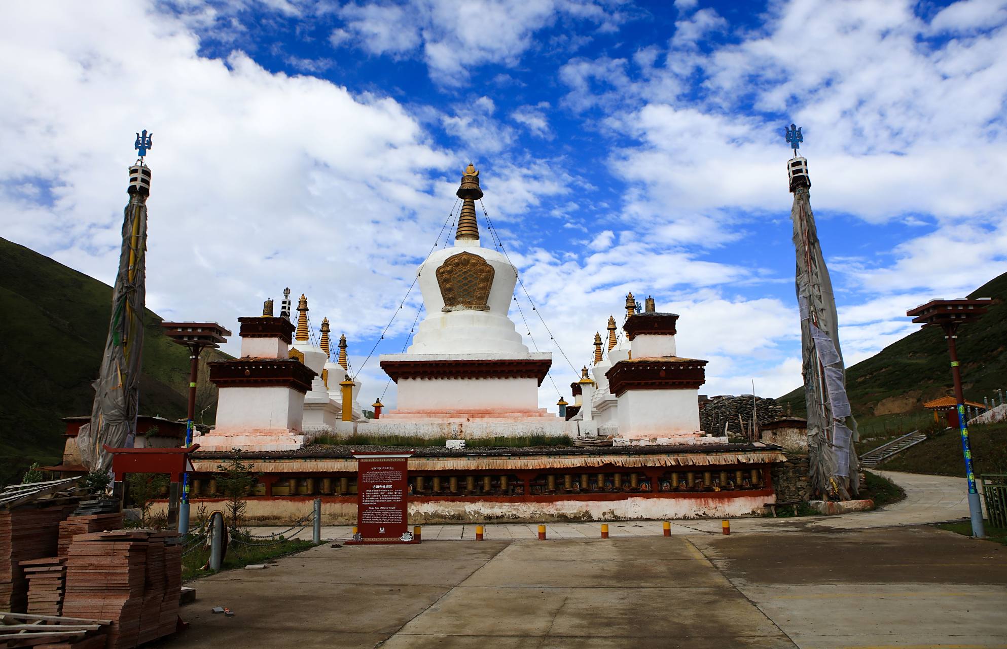 达姆寺白塔广场:达姆寺属格鲁派寺院,主要建筑由经堂,佛塔,僧房,天葬