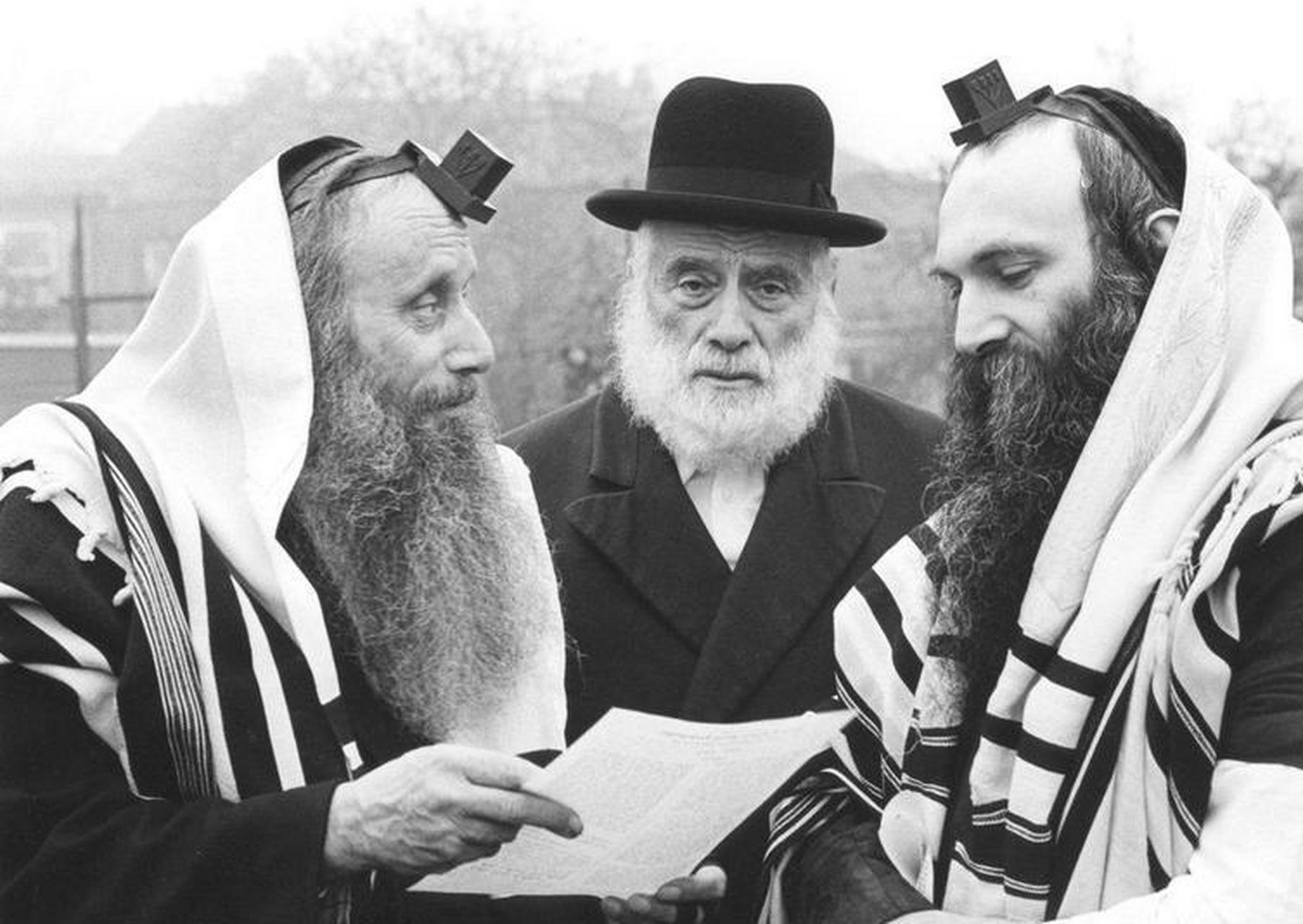 俄罗斯要建一座大桥,要求费用控制在1000万.德国人看完后,认为不赚钱.