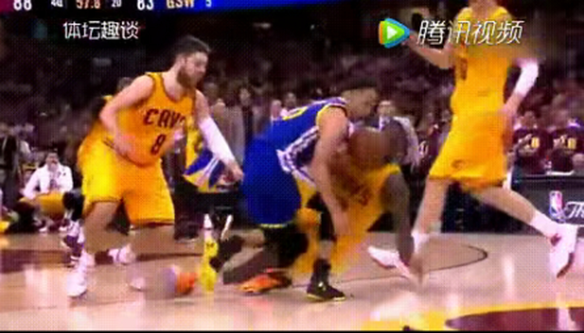 詹姆斯滑铲完库里后,还得意洋洋的指着自己的头,意思这是篮球场的