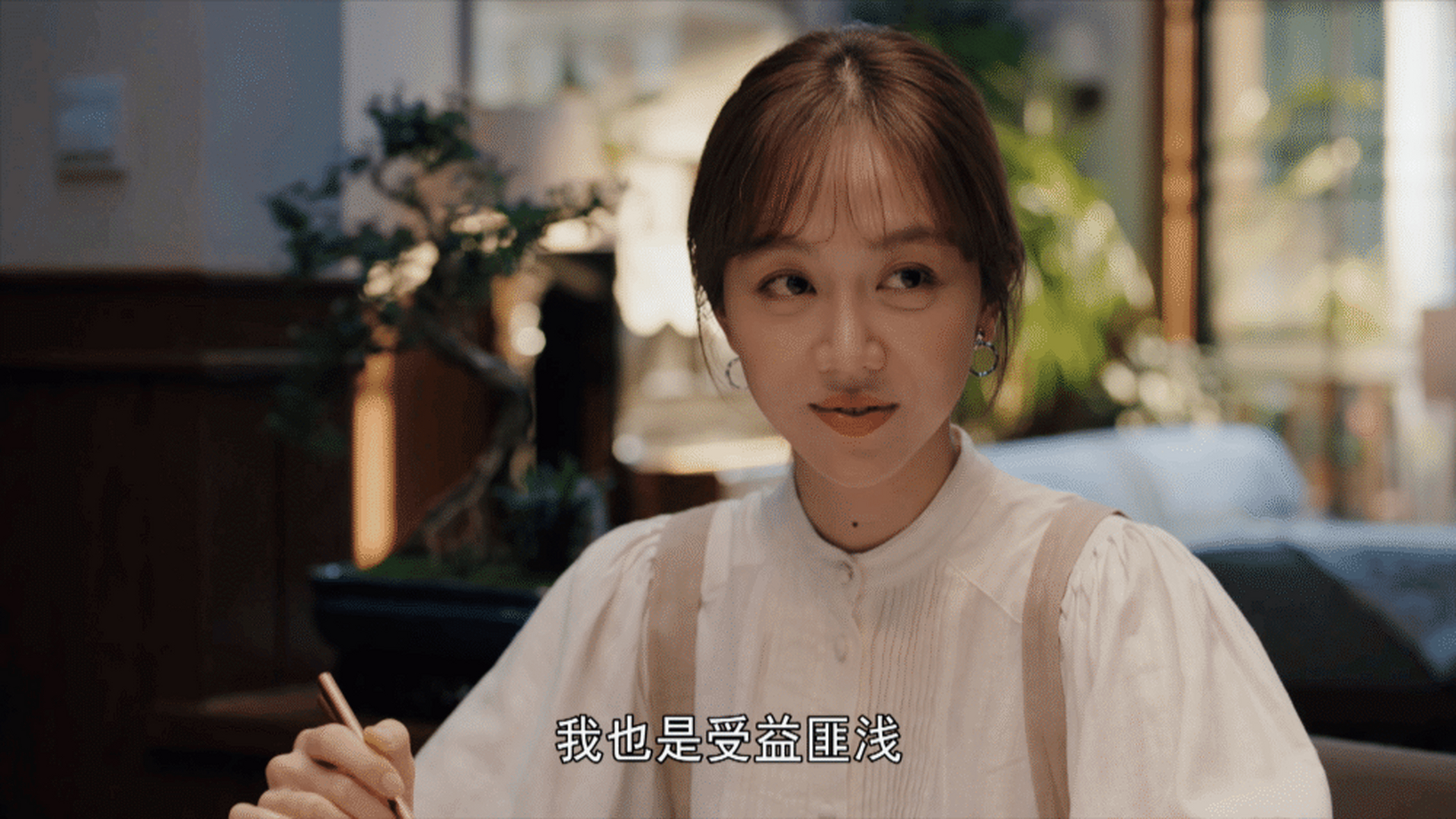 首先夏明舅舅四处打听关于贺瑶的消息,知道贺瑶办画展,让夏明去接近