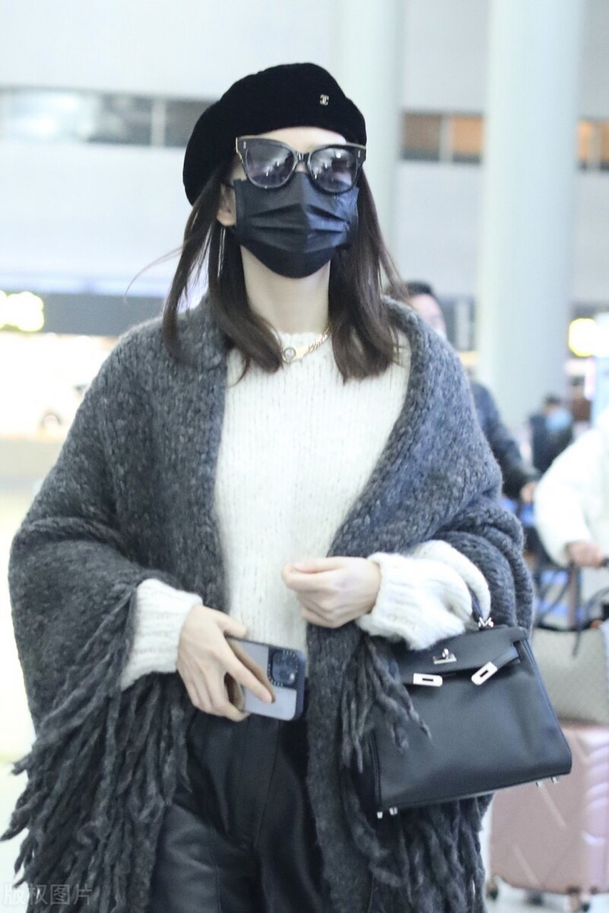 王鸥机场街拍 灰色流苏毛衣披肩 白色针织衫 皮裤 贝雷帽酷飒轻熟