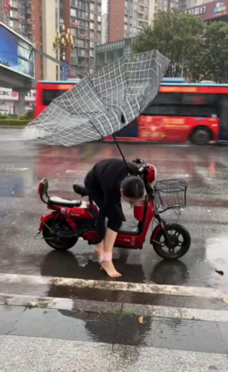 这个城市,又多了位,伤心的大姐!