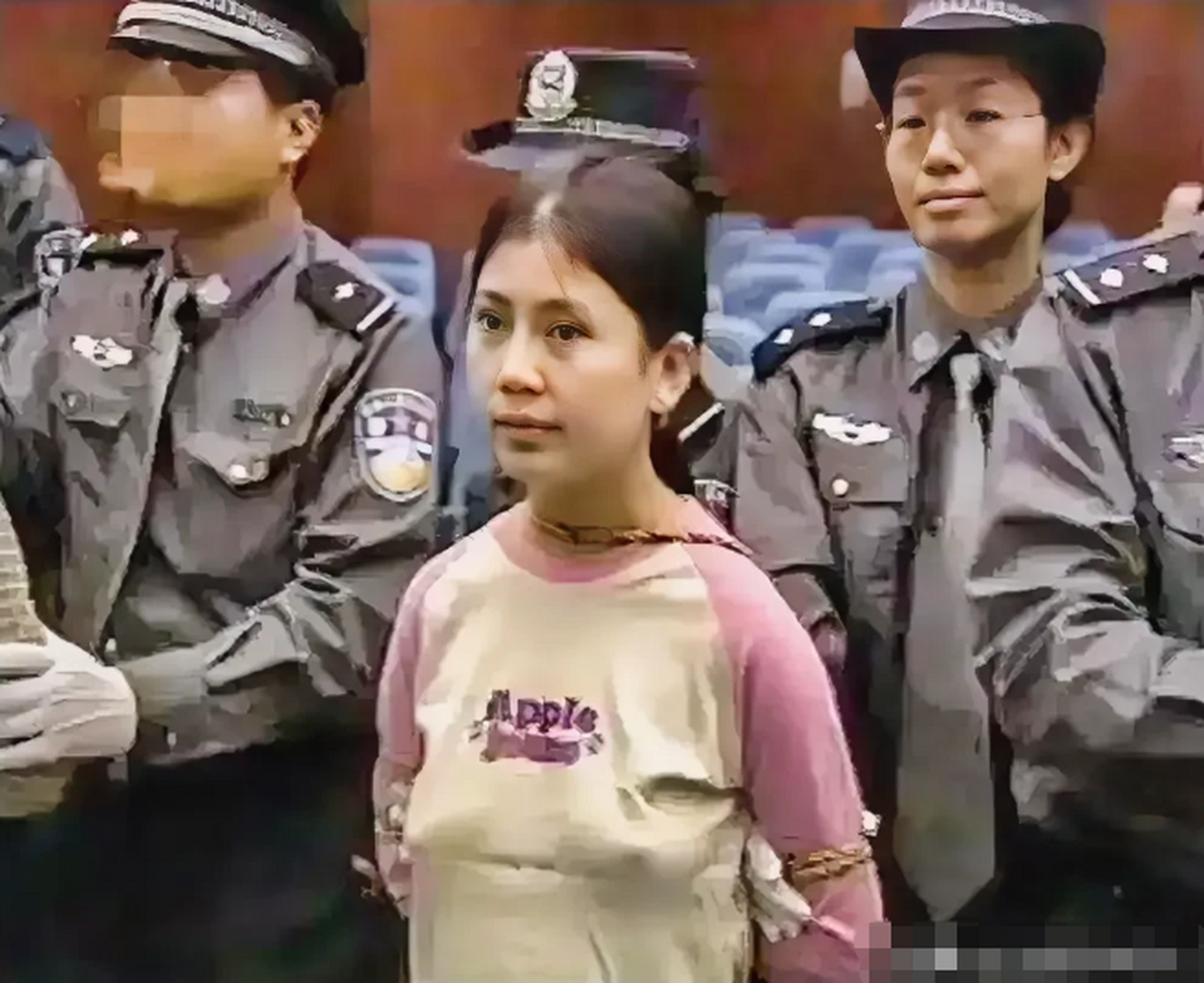 2003年,杀人犯被执行死刑前的一张照片,照片中的女