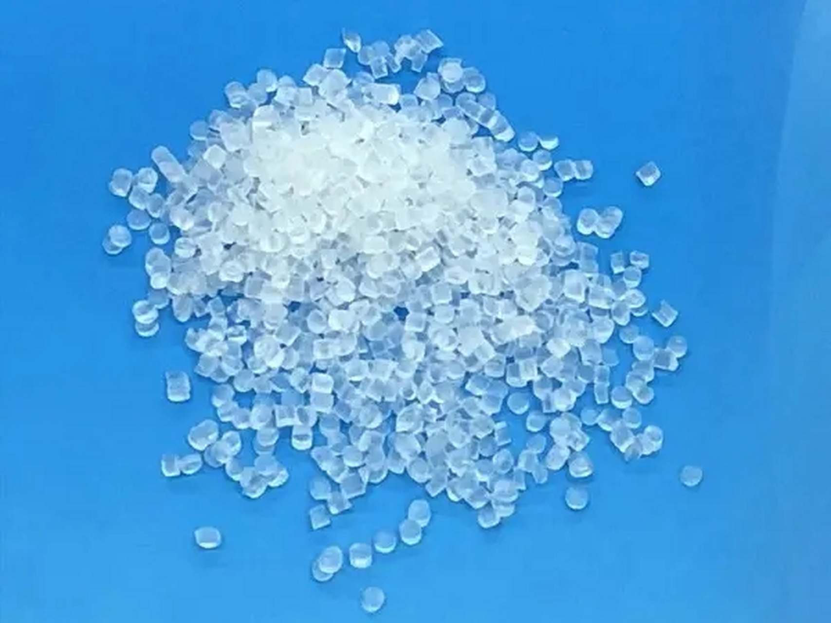 tpe瓶盖垫的基本材料是热塑性弹性体(tpe),具有优良的密封性能,耐化学