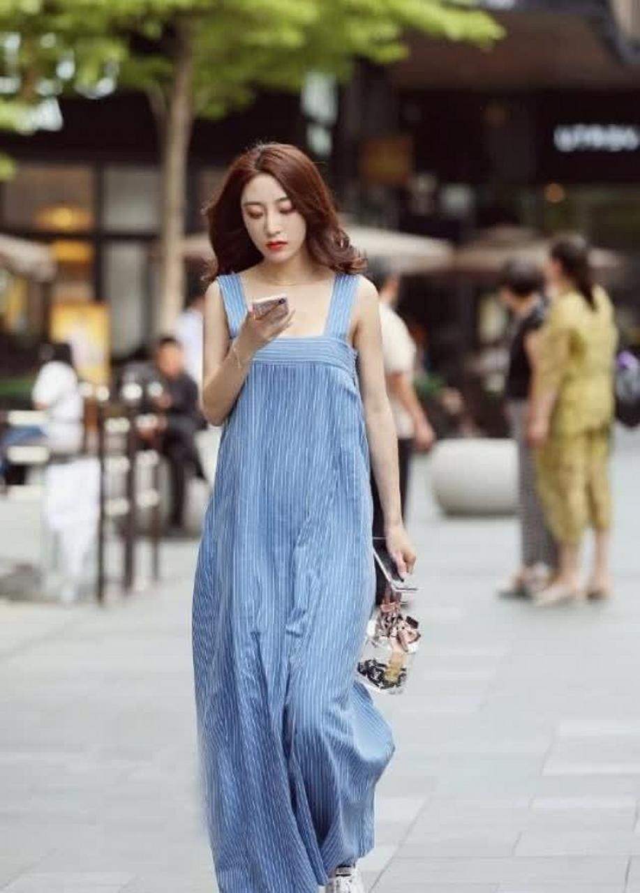 靓女清纯可爱,穿蓝色的连衣裙,显优雅气质