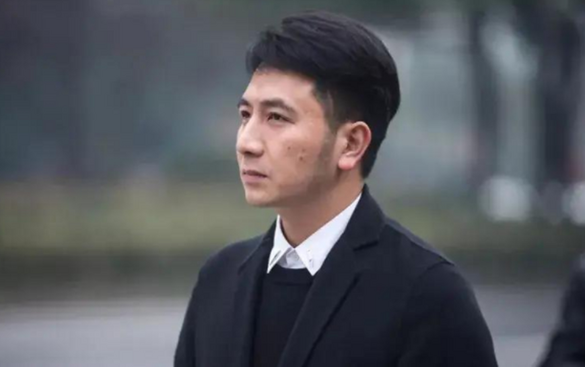 原本就很好奇,林托尼本来可以继续隐瞒自己生子的消息,一边消费忘妻