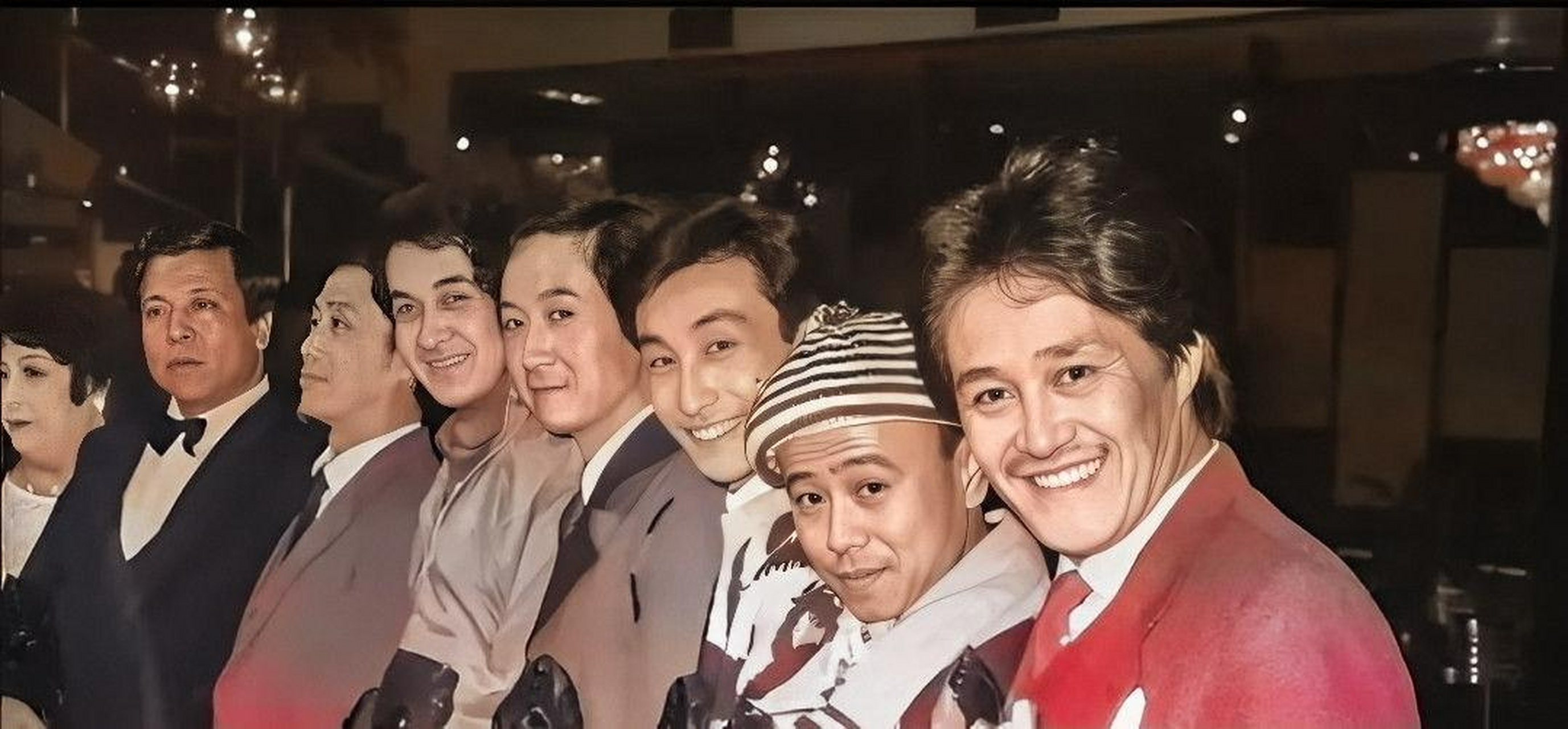 上世纪80年代,中间的男人,发型时髦,鞋子有型,成了春晚舞台的常青树