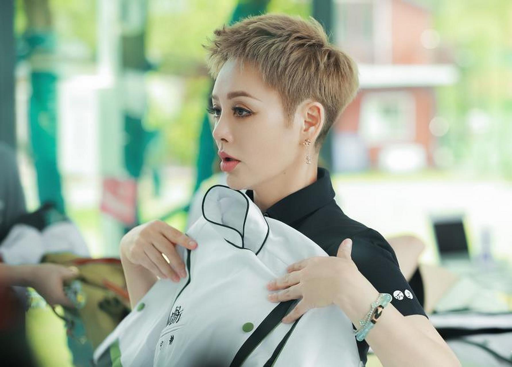 《中餐厅》首期预告照,宁静顶着欧美的脸蛋,干着大厨的事