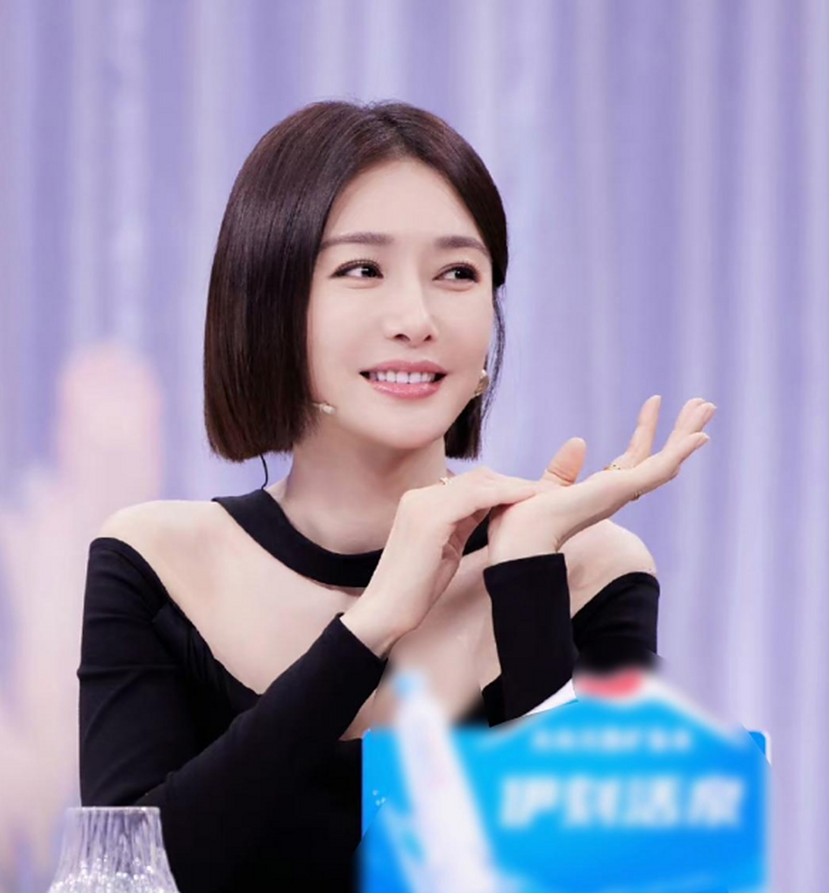 秦岚录综艺大方展示直角肩,恋爱中的状态特别好,皮肤白到发光.