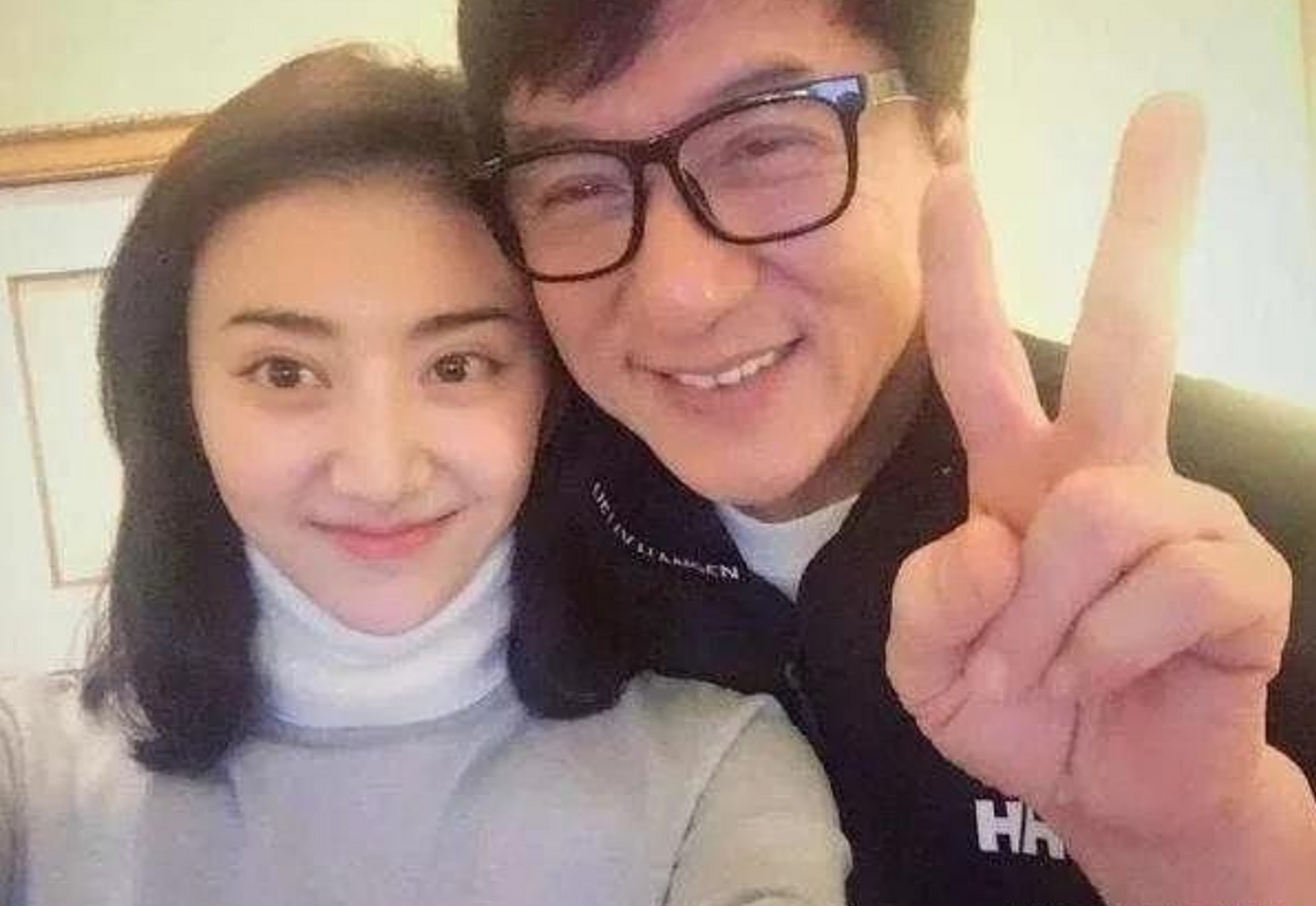 2004年,16岁的景甜把初恋给了大19岁的路征,路征为她开了影视公司,在