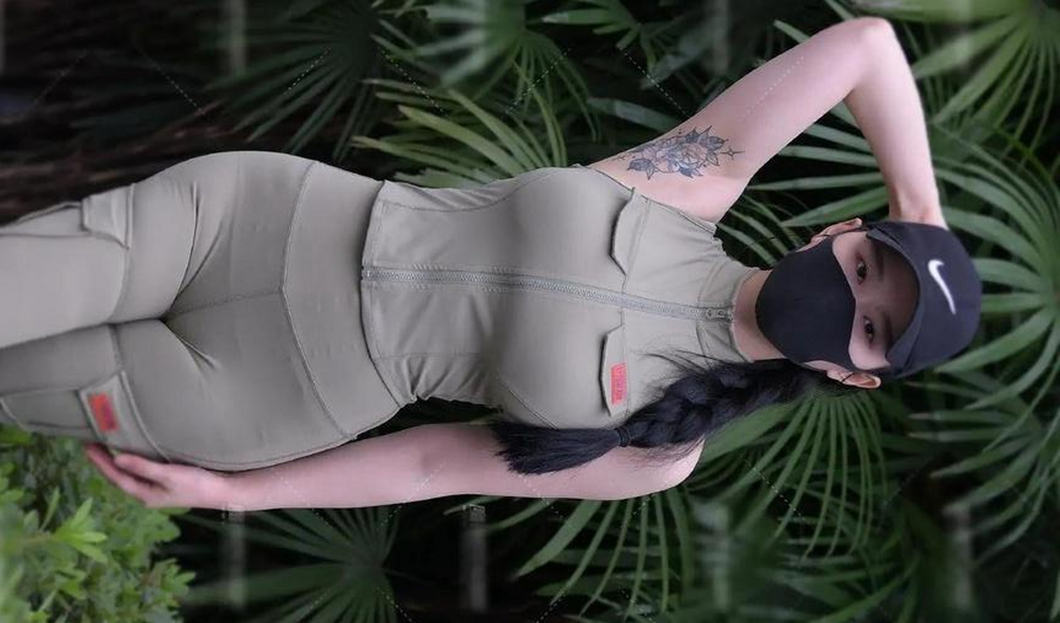 美女图集:丰腴凹凸的瑜伽裤美女,素雅干净不俗套,身材高挑