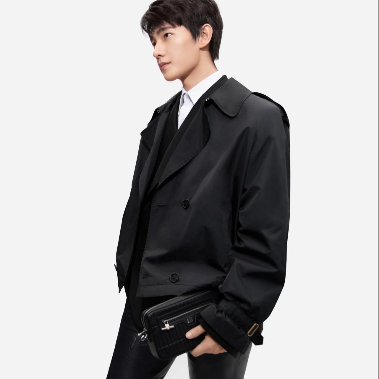 杨洋吴宇恒背dunhill西区包 自带少年感帅气 杨洋一组写真,黑色风衣