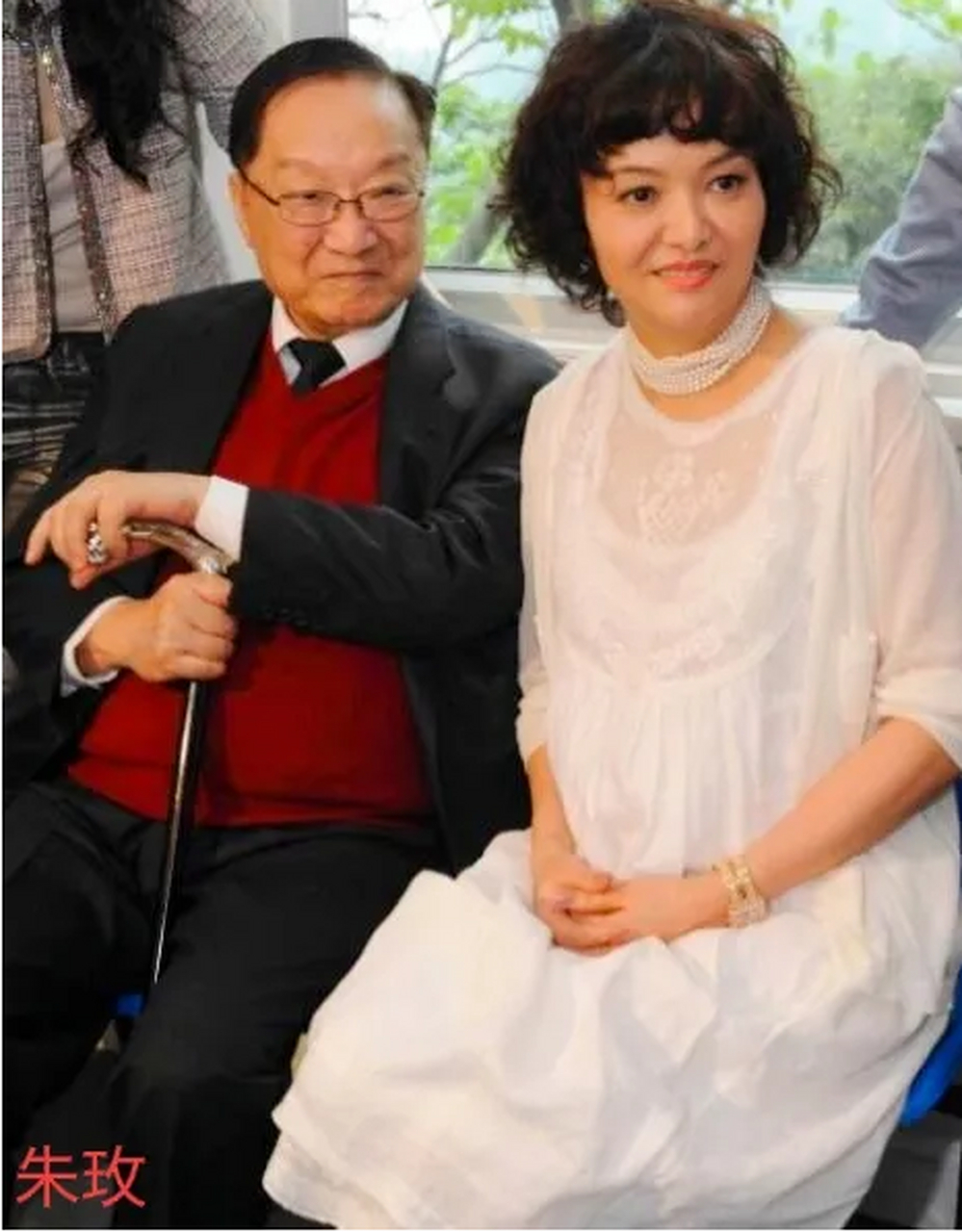 1976年,52岁的金庸爱上16岁的林乐怡,他不顾子女反对,坚决要和妻子