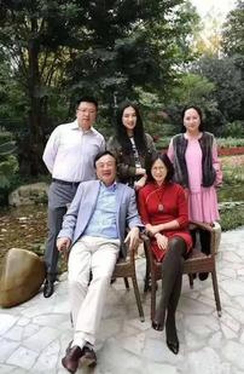 孟军出身高干家庭,父亲孟东波曾任四川省副省长.