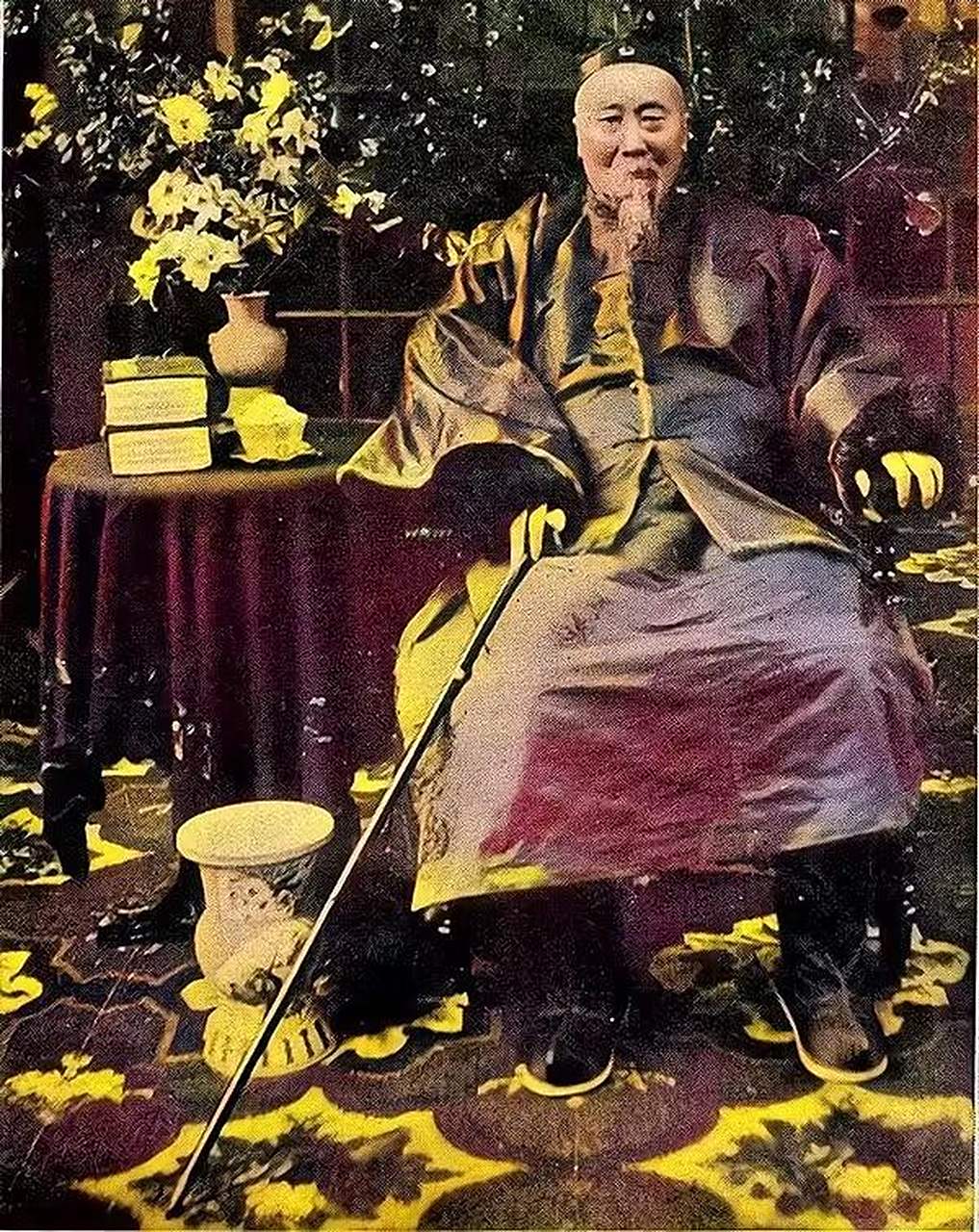 1901年,身着便服的李鸿章照片.镜头下的他神色深沉,苦恼万分.