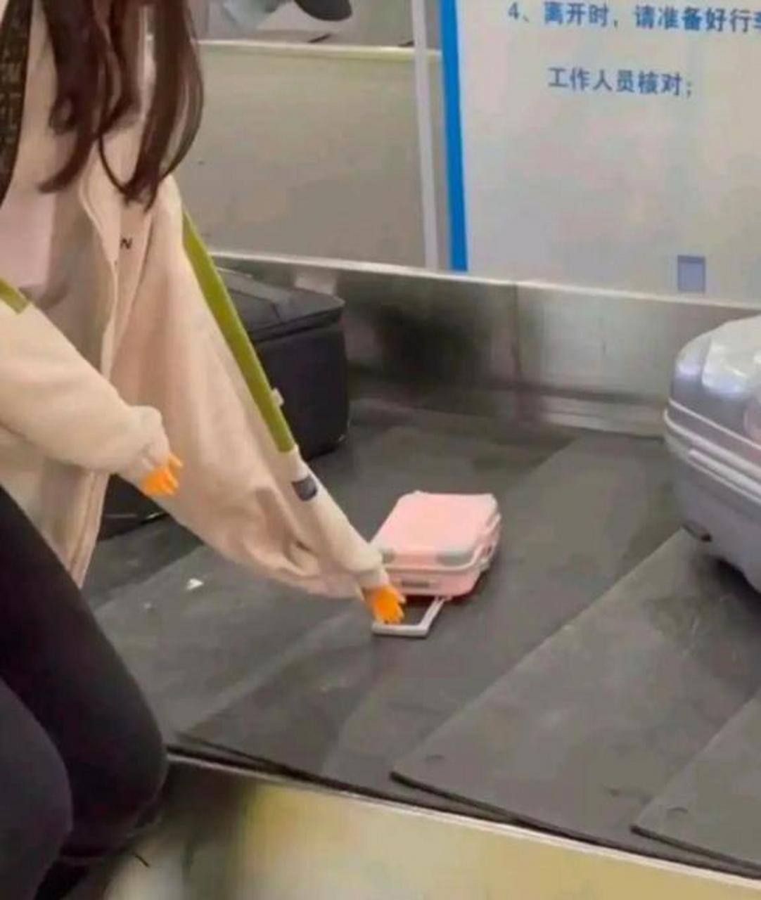 网友:这行李箱还没成年吧,算不算雇佣未成年? #搞笑趣味图