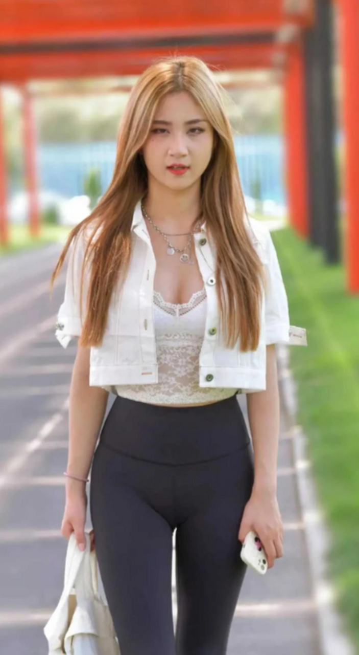 小姐姐身穿时尚的瑜伽裤,凸显身材曲线,展现出女性的优美身姿和时尚