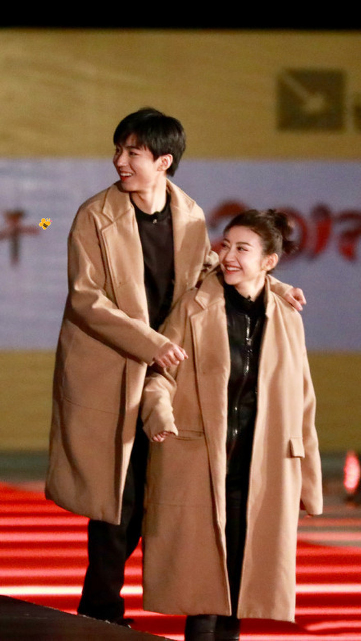 王俊凯景甜同框,穿同款大衣变高颜值姐弟组合,姐弟俩也太可爱了!