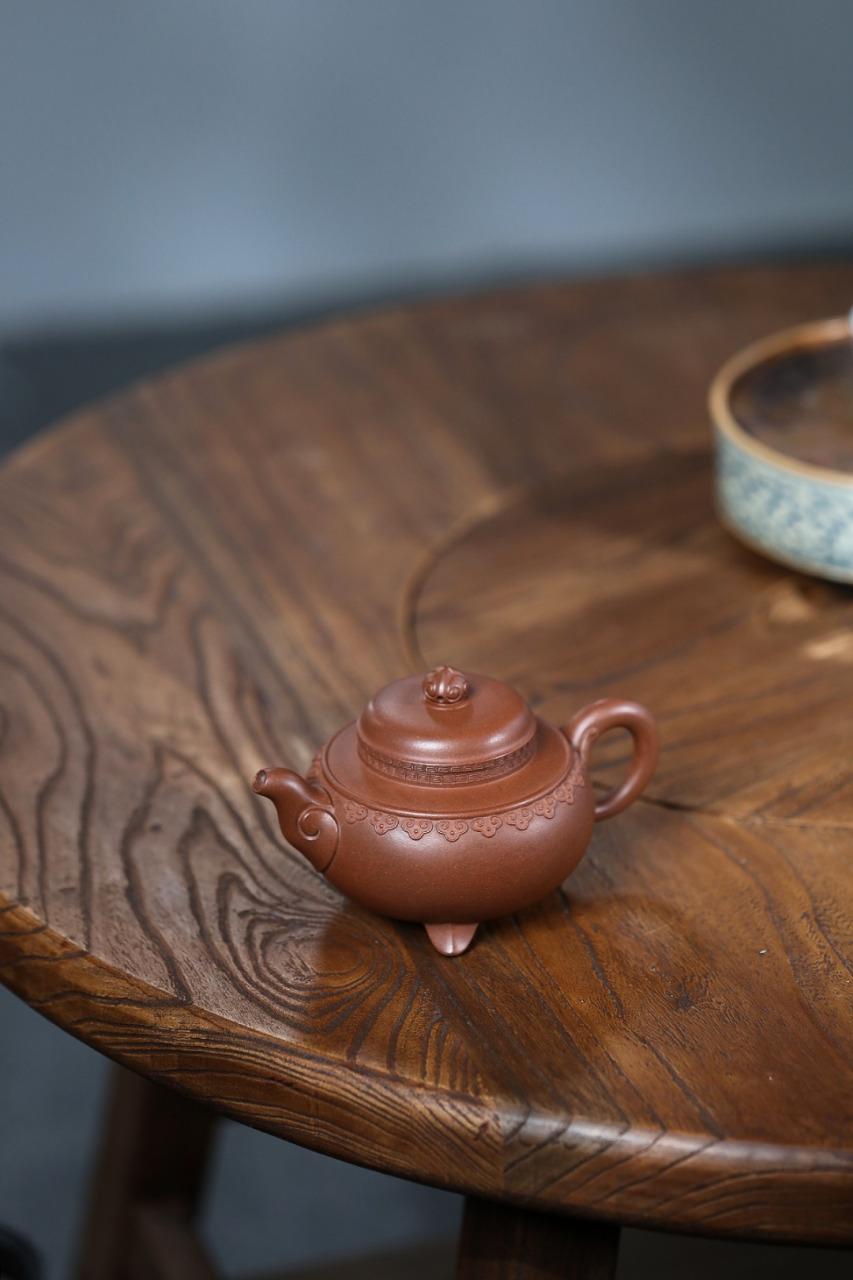 云肩如意紫砂壶_彭冬梅紫砂壶_九章紫砂壶 【作者简介】范程丽(研高省