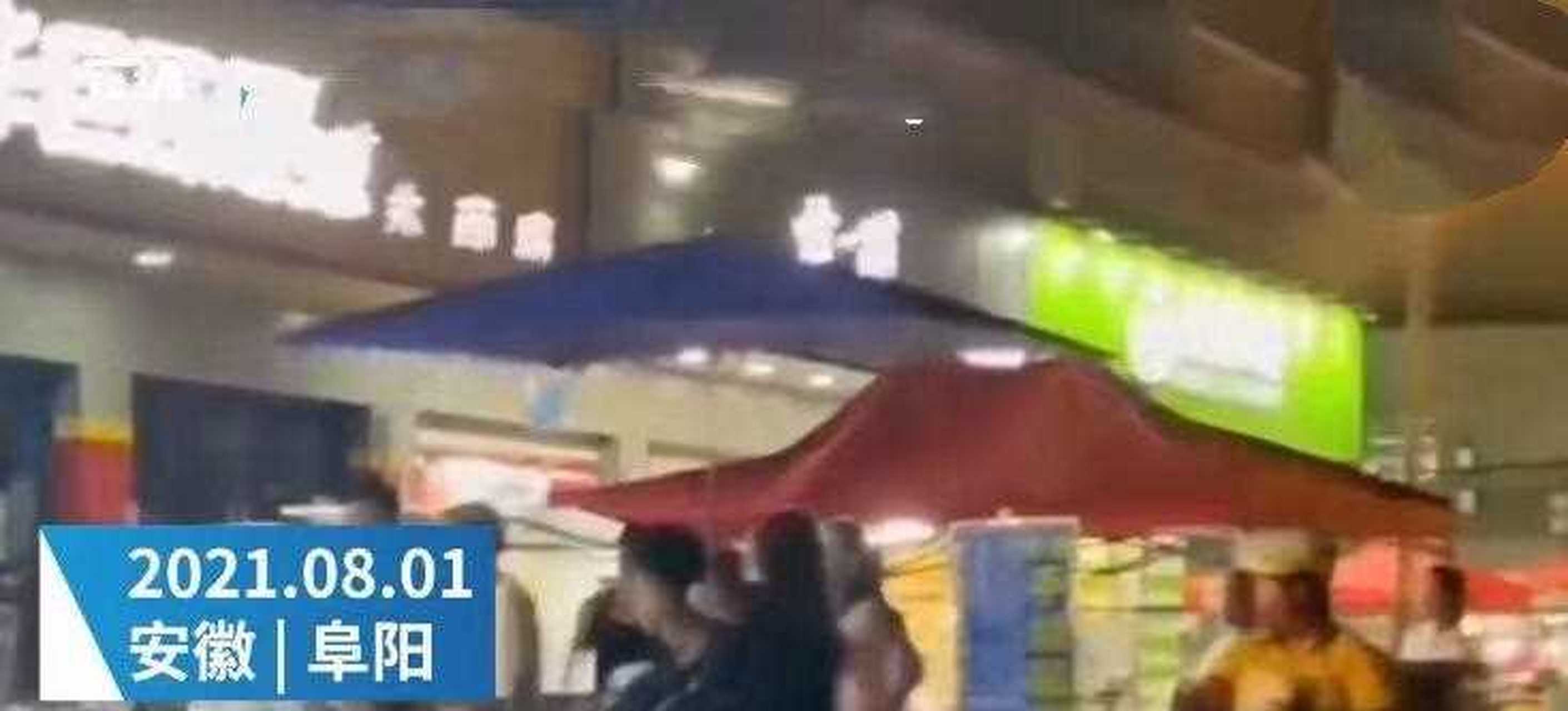 一位骑着电动车的黑人男子,只见他停下车对着一个中国女孩,唧哩呱啦说