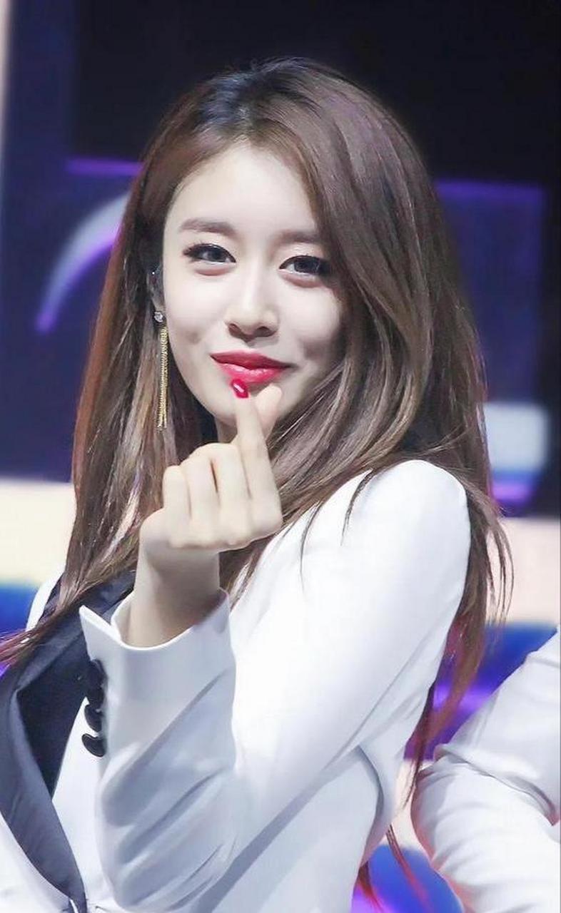 朴智妍媚眼如丝,性感迷人,不笑的时候是冷艳而富有攻击性的,但笑起来