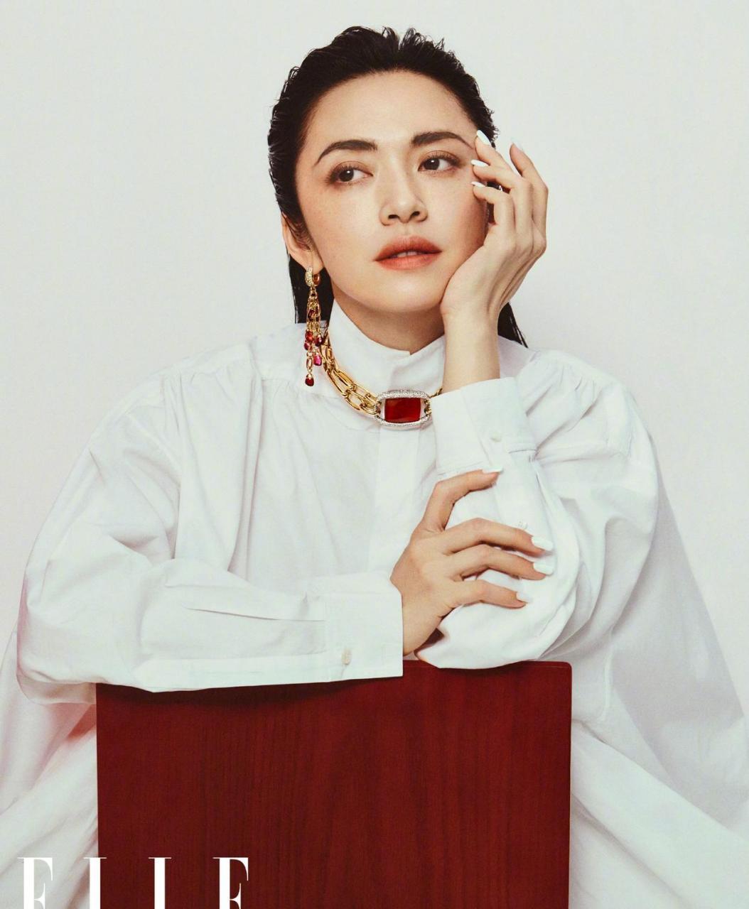 姚晨elle4月刊封面 黑白极简穿着搭配湿发背头造型,勾勒完美身材线条