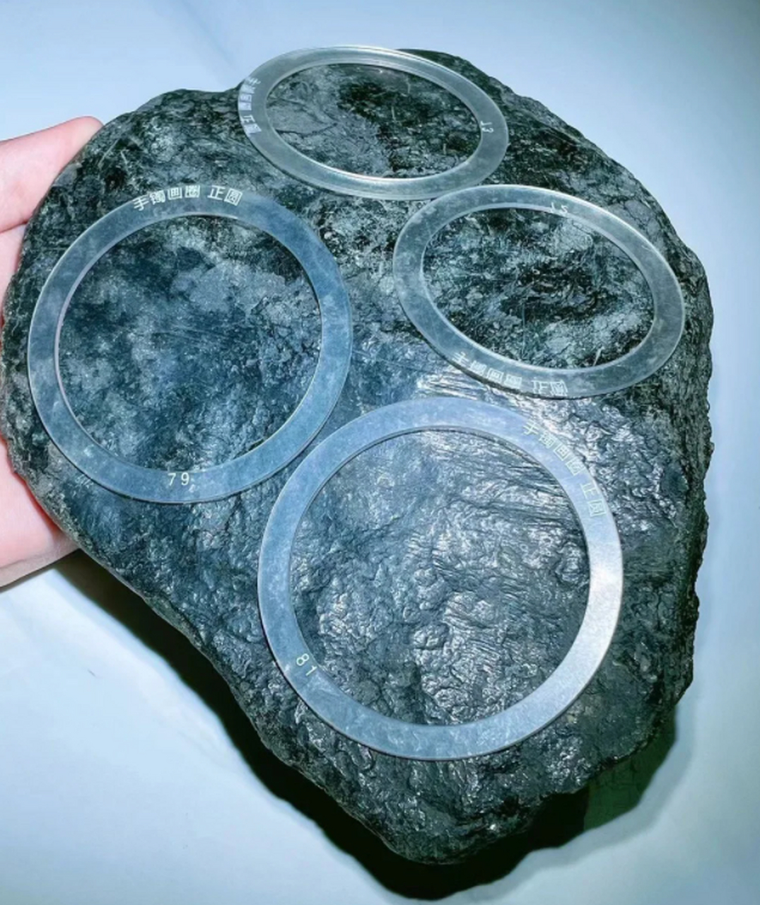 6公斤缅甸老坑莫湾基黑蜡皮手镯料 尺寸24-17-8厘米