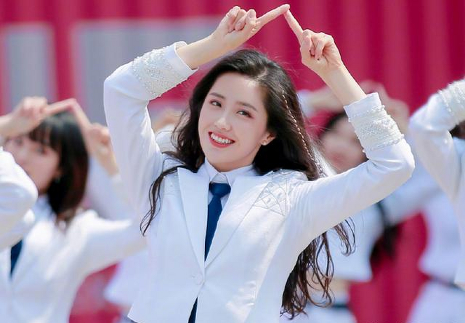 据网友称嘉行的大老板是曾嘉,她占了45%的股份,小叔子占2.