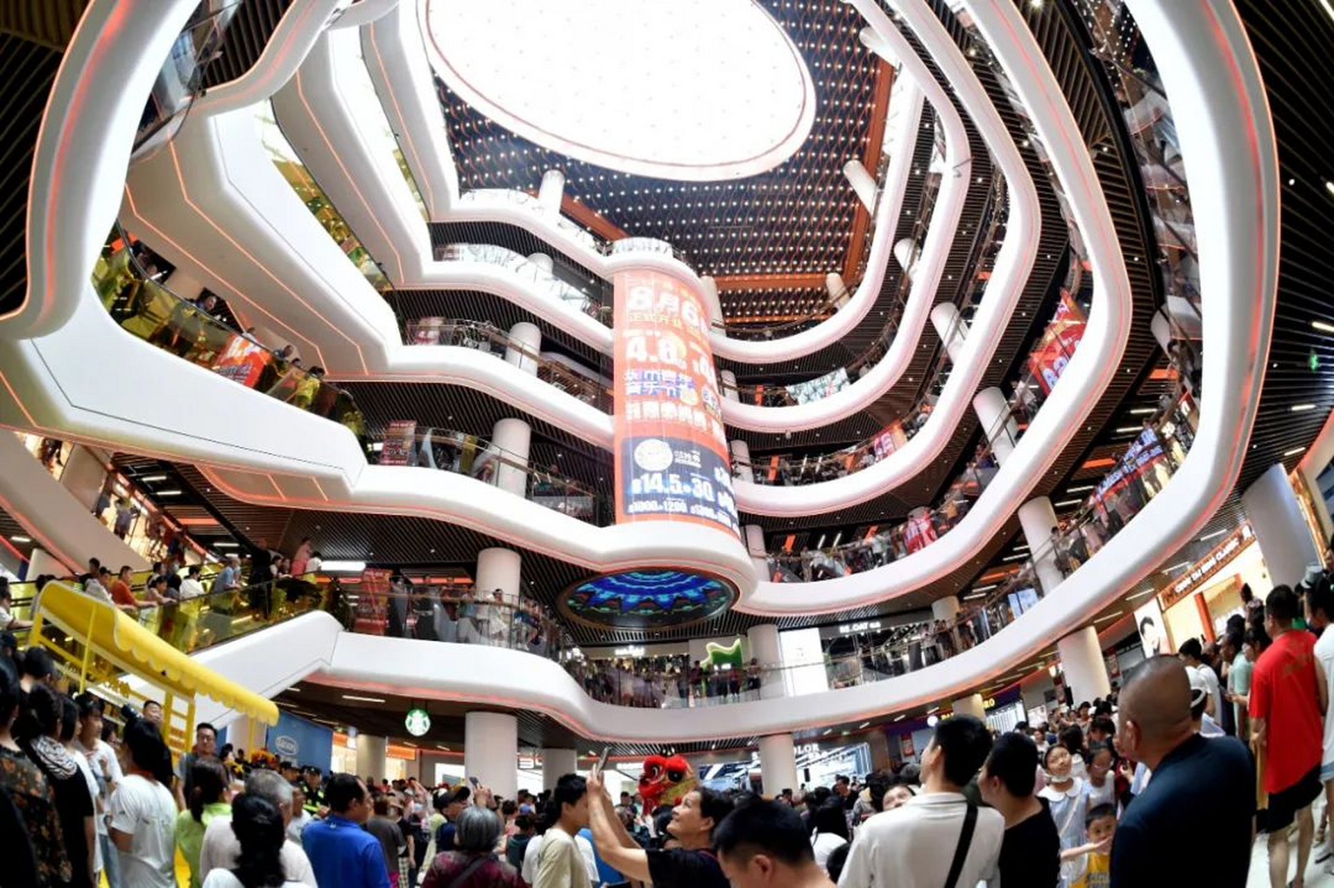 德化街位于二七区,属于郑州非常热闹的街道,算得上是喜欢逛街的女生