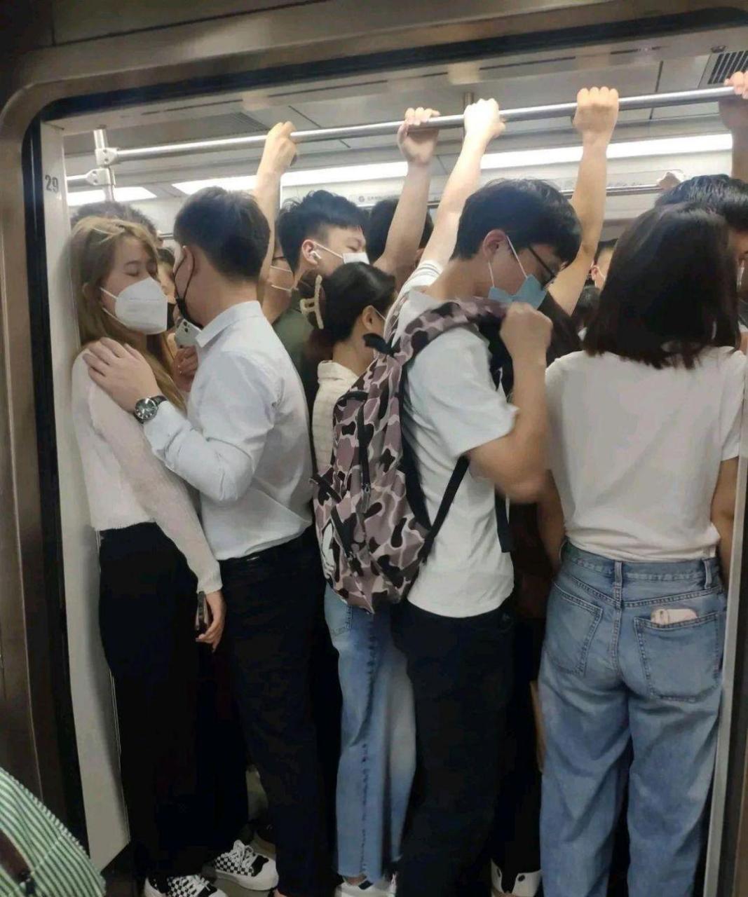 地铁挤成这样,女生还是别上去了