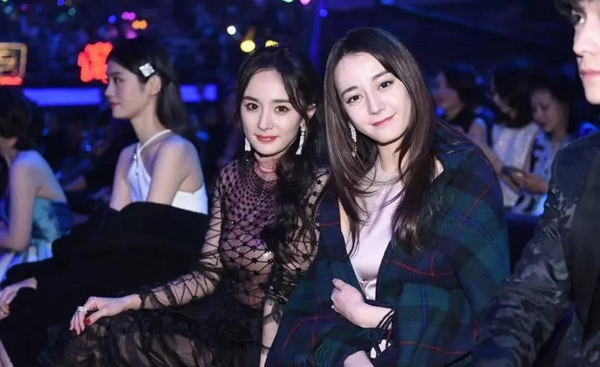众所周知,杨幂与迪丽热巴是老板与下属的关系,但人家可是有着像闺蜜一