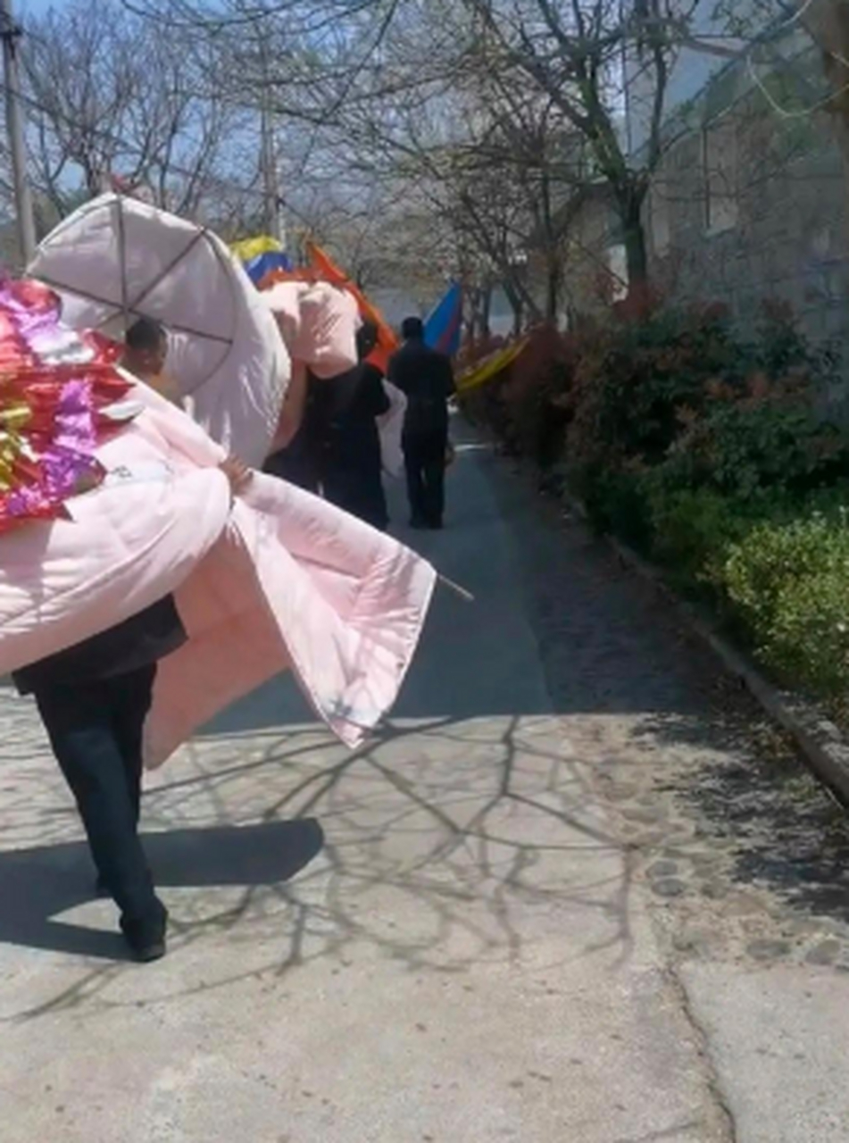 这被子用完就扔了吧,要不然谁还敢盖啊?