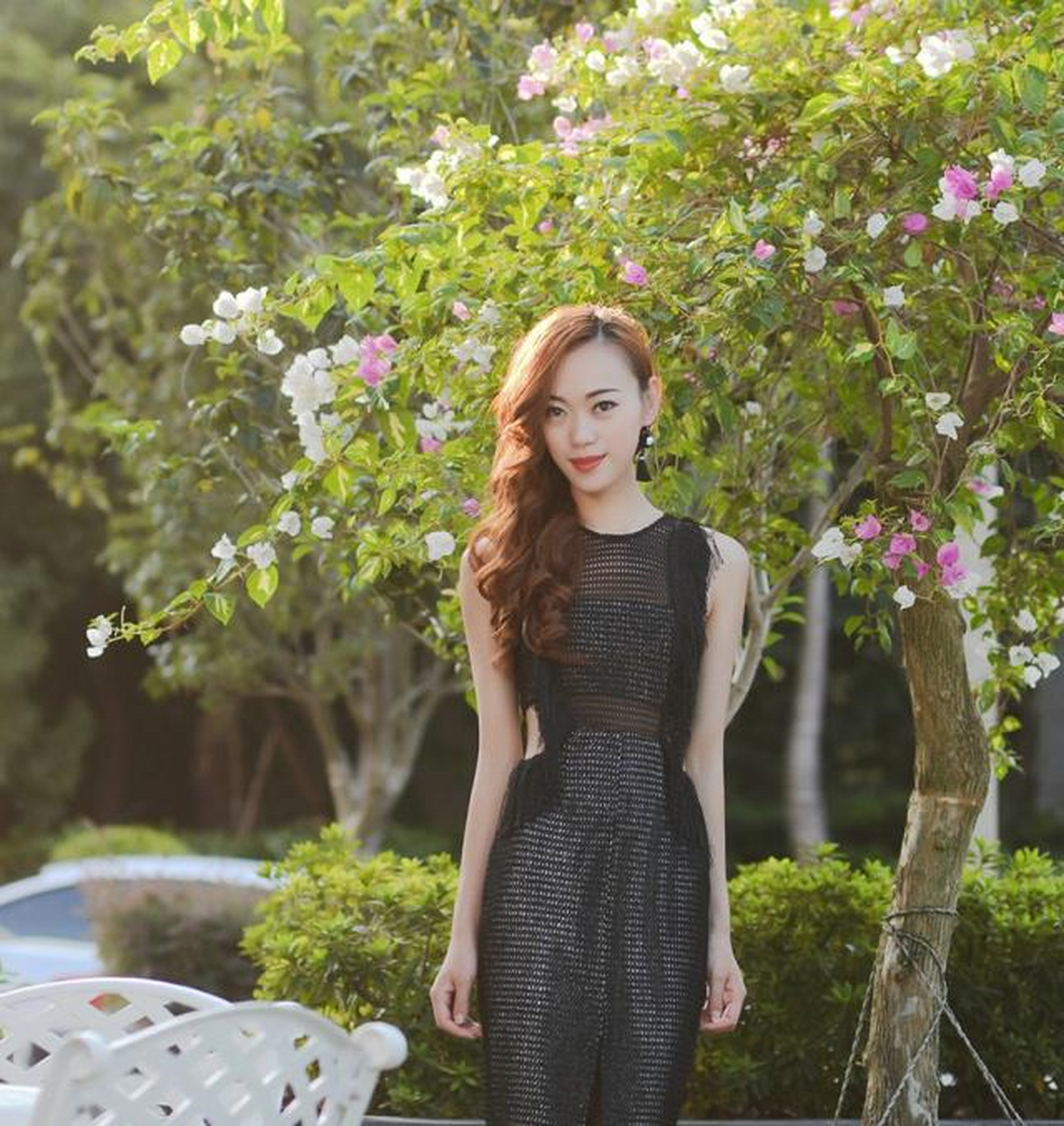 街拍:小姐姐如花似玉,姿态妩媚动人,性感小肚腩尽显小巧女人味