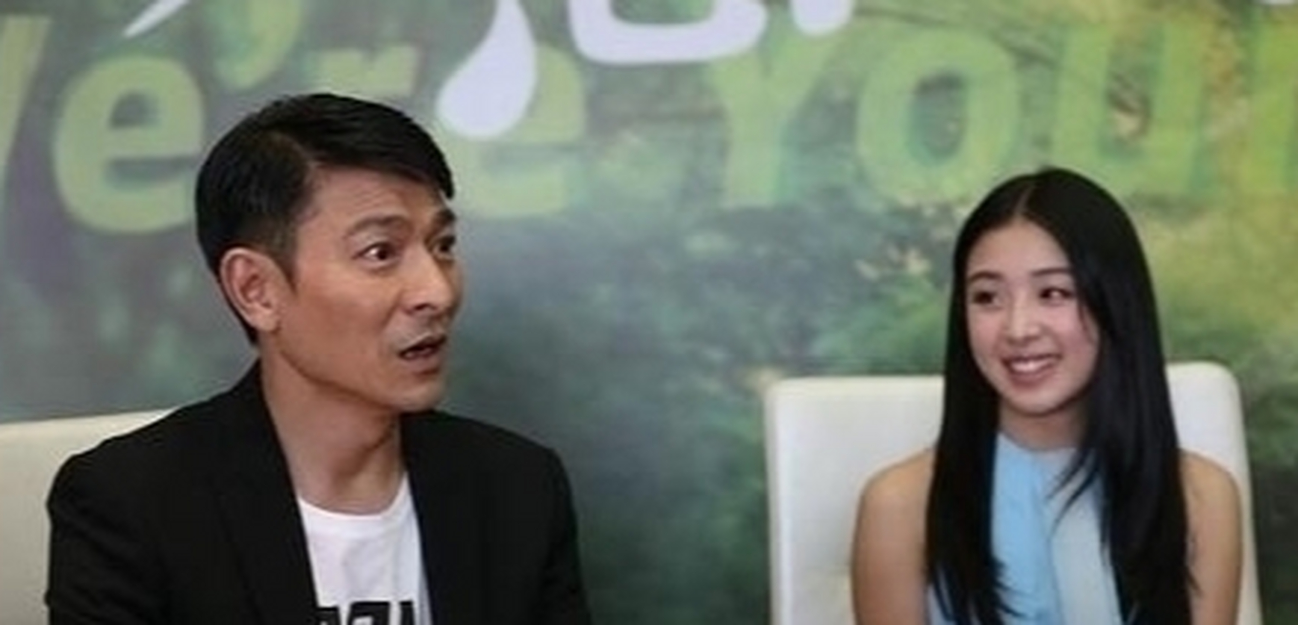 深夜刘德华叫助理带张含韵到他房间,张含韵抓了抓衣服:"他不会是有