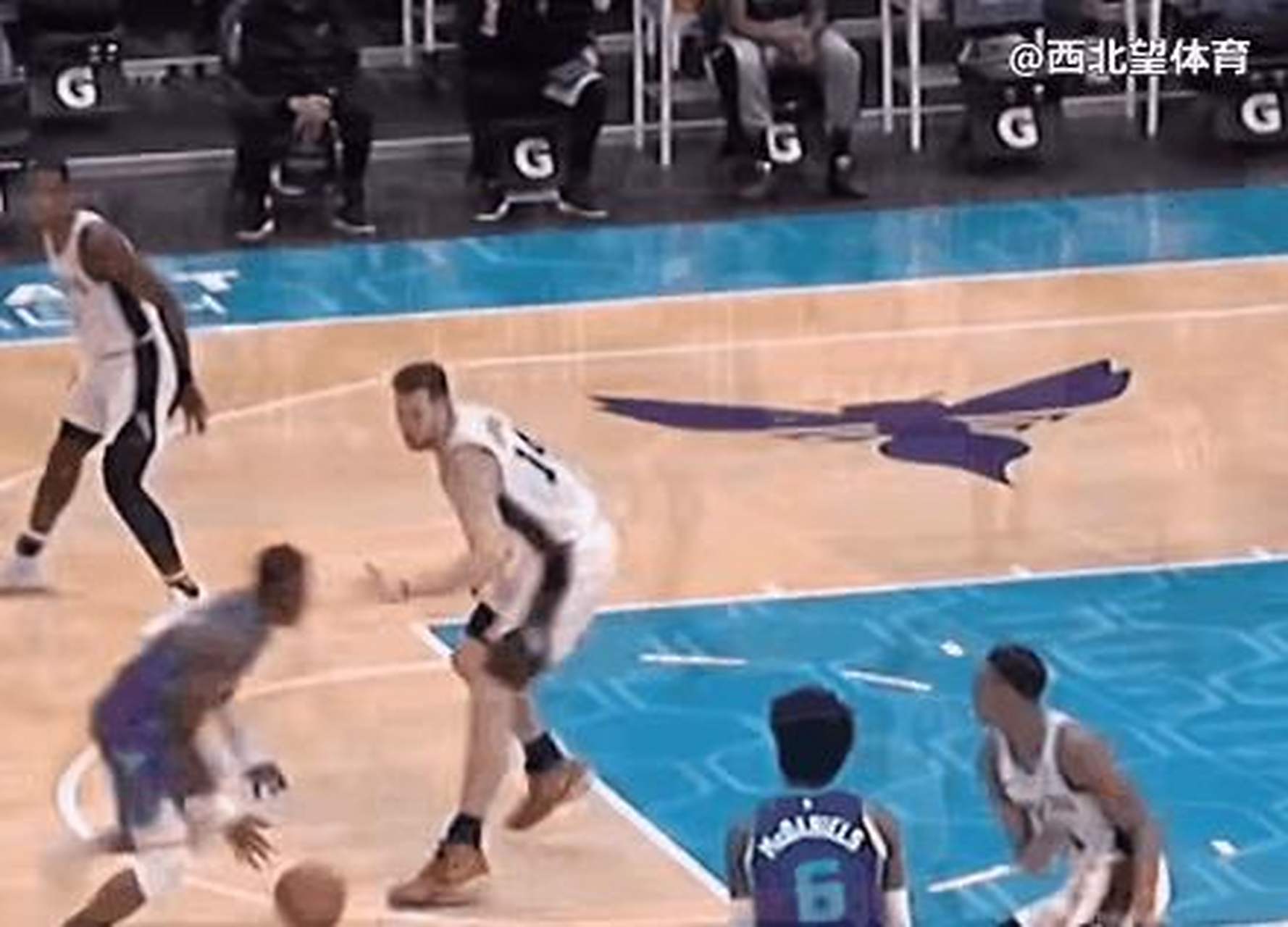 gif创作人# 篮球场上的"拜佛"动作,投篮威胁大,防守人就更容易郴挝