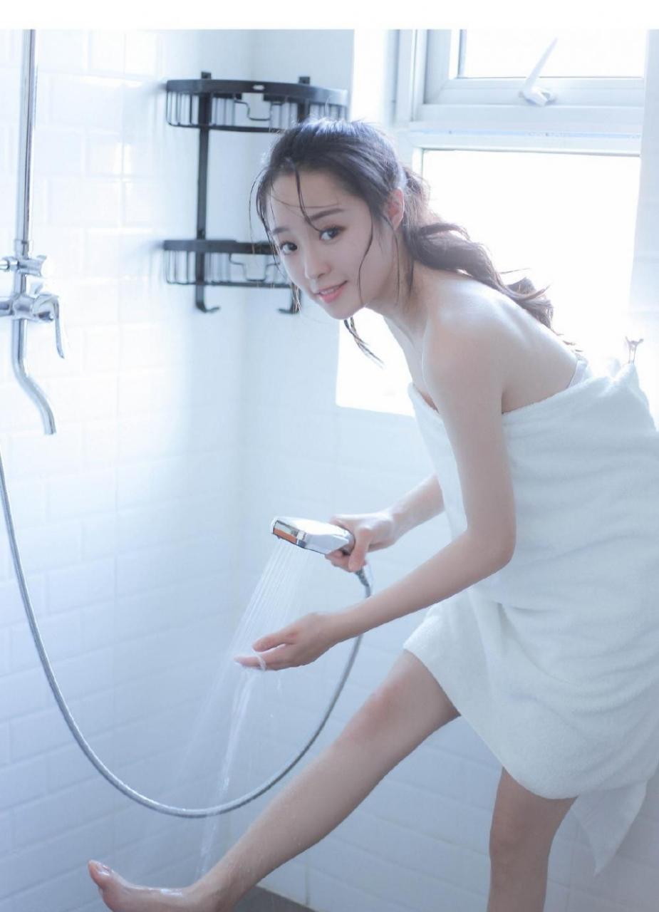 清新靓丽的少女浴室艺术照
