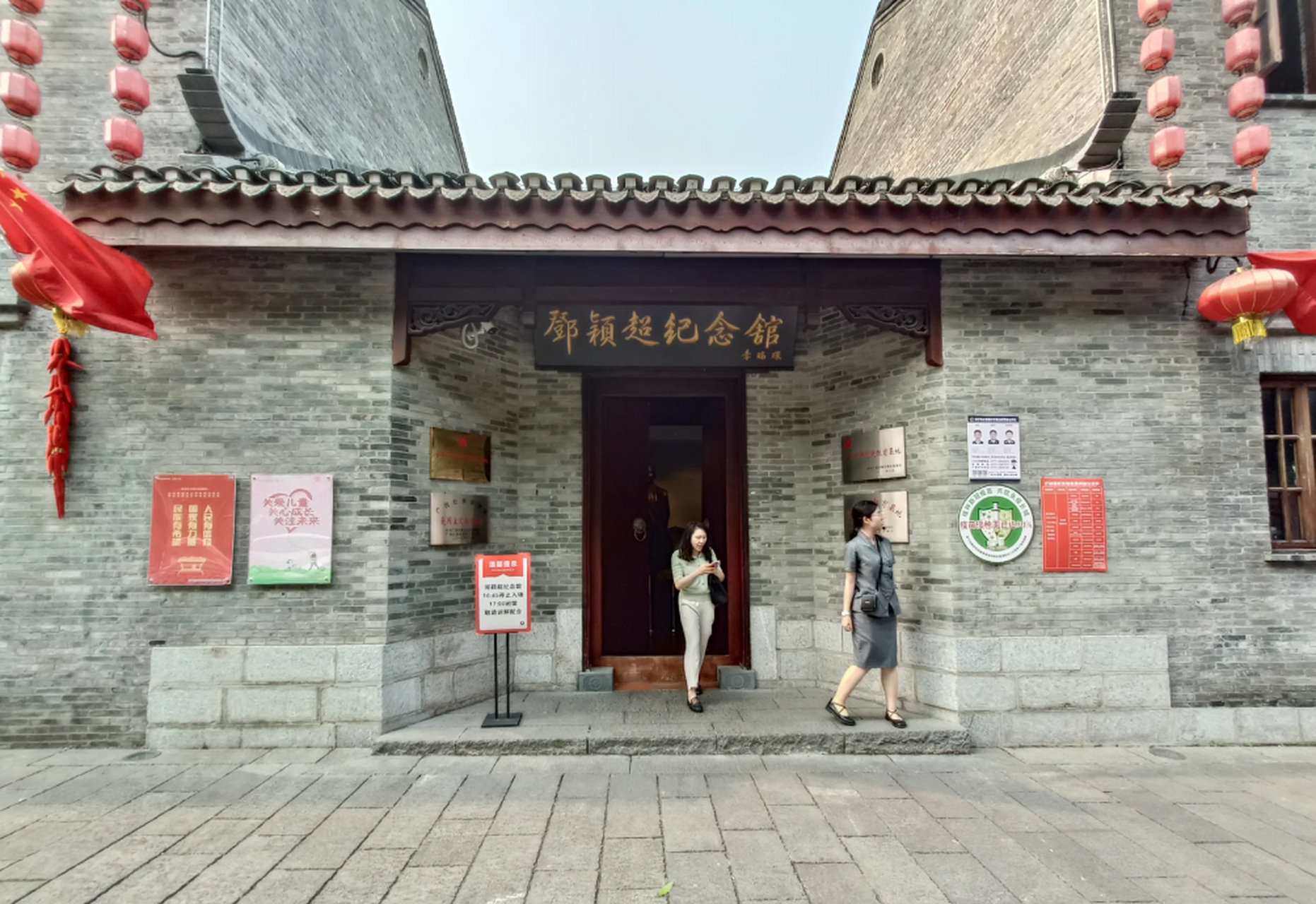 再到广西南宁,到位于三街两巷的邓颖超纪念馆,纪念馆刚好下班,这一次