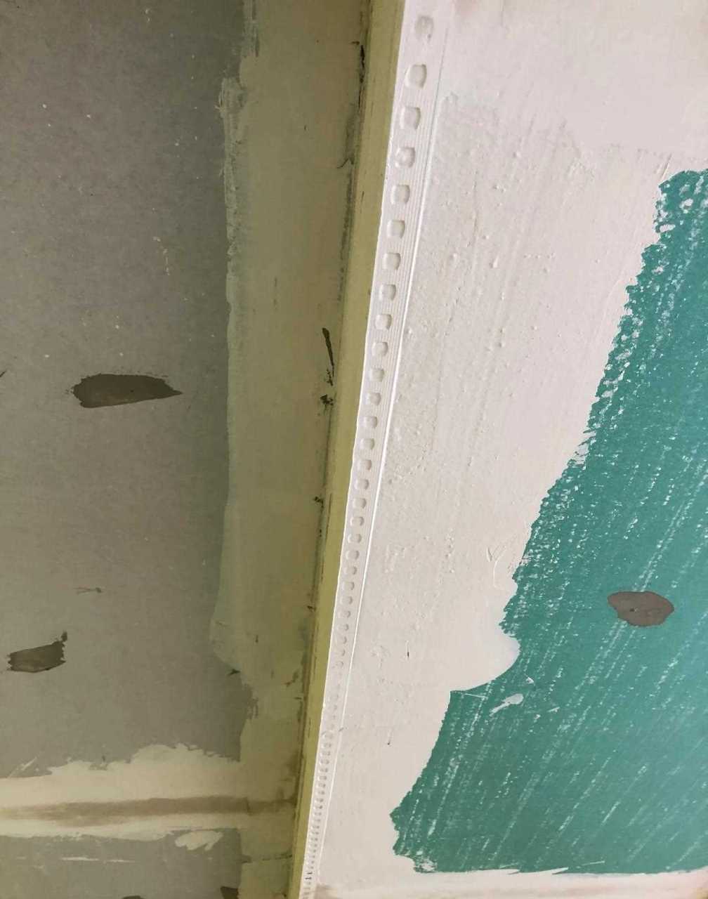 乳胶漆施工,阳角要用护角条,石膏板螺丝眼要用防锈漆处理.