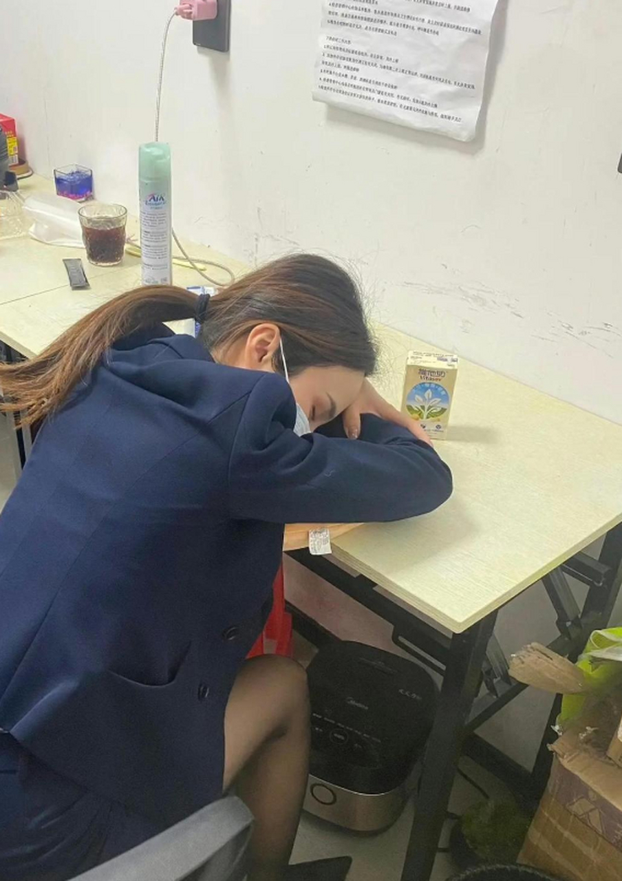 女同事在老板办公室里待了一个多小时,回来就一直睡觉,怎么了?
