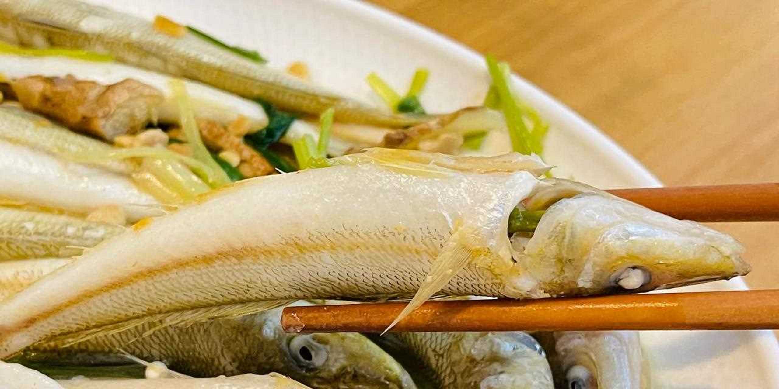 晚餐,杂烩菜汤,豆酱煮沙尖鱼.下午给杂志拍菜,所以汤就成了杂烩了.