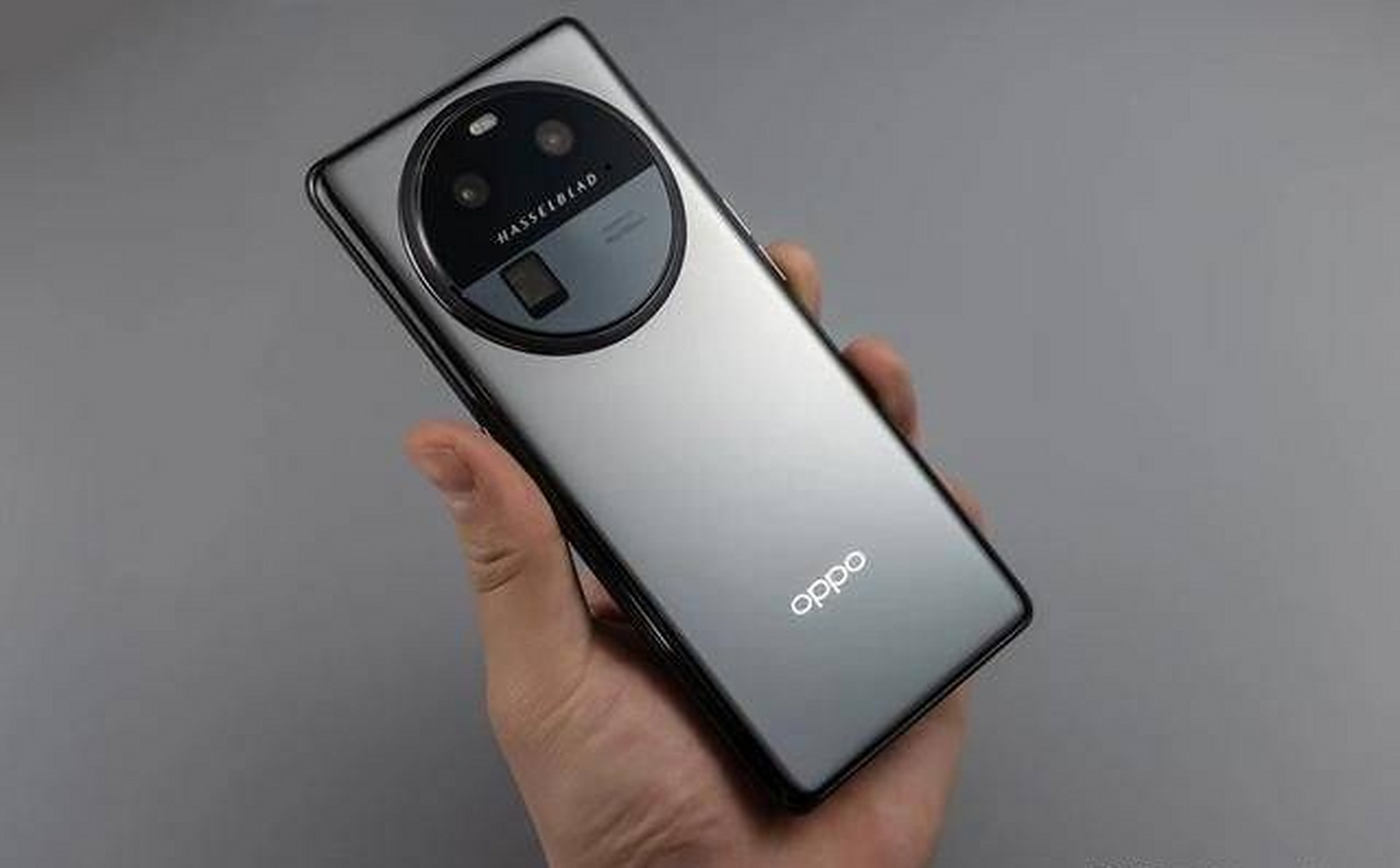 oppofindx6的顶配版发布价达到了4999元,入手门槛还是挺高的,对于普通