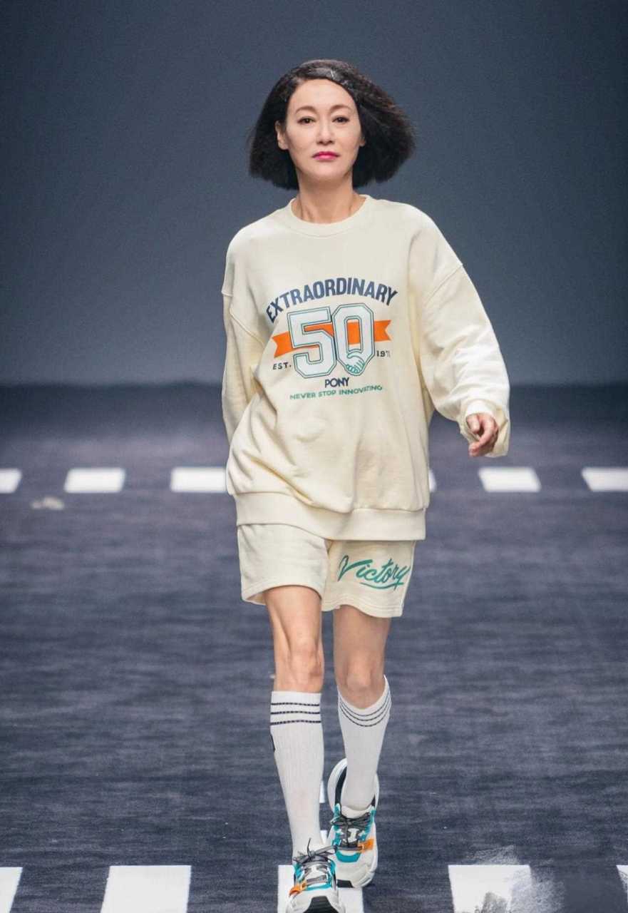 惠英红运动装走秀,走路带风的姐姐,超飒