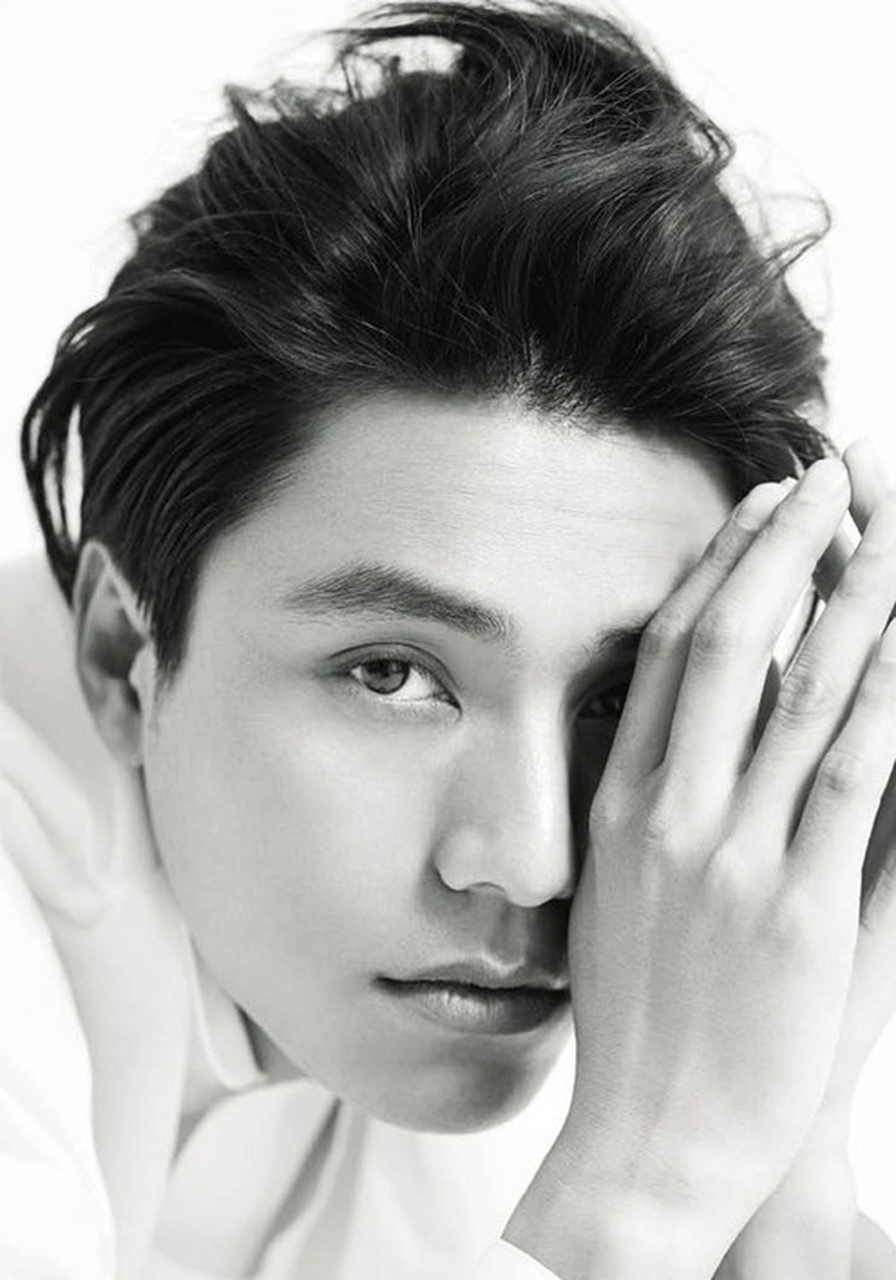 陈坤,中国内地男演员,歌手,于1995年加入东方歌舞团担任独唱演员,显示