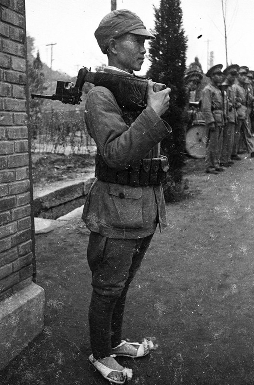 1941年,外国记者拍摄的驻扎在重庆的国民党士兵!