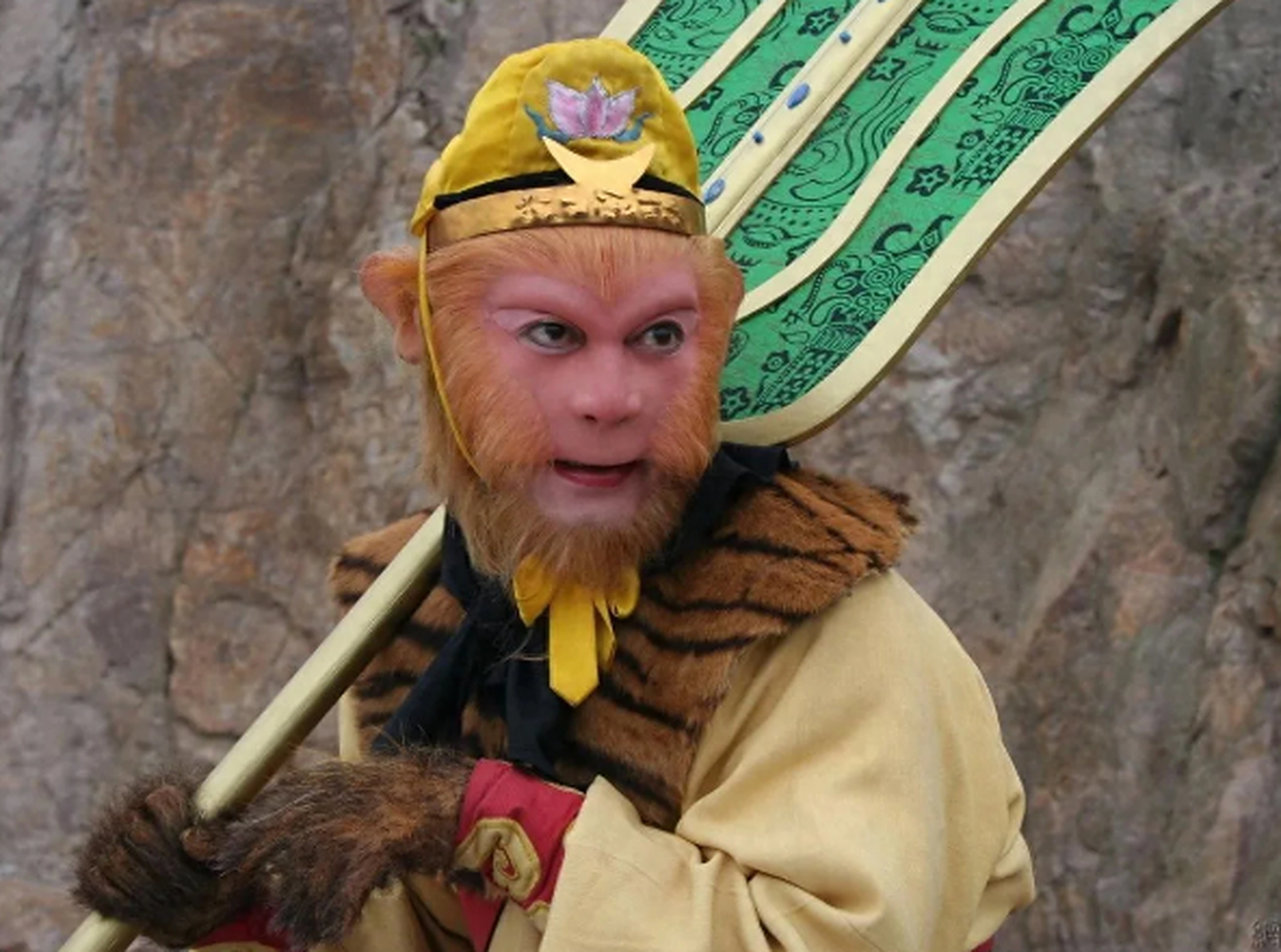 时隔40多年了,已经60多岁的六小龄童,还可以拿起金箍棒小编觉得已经